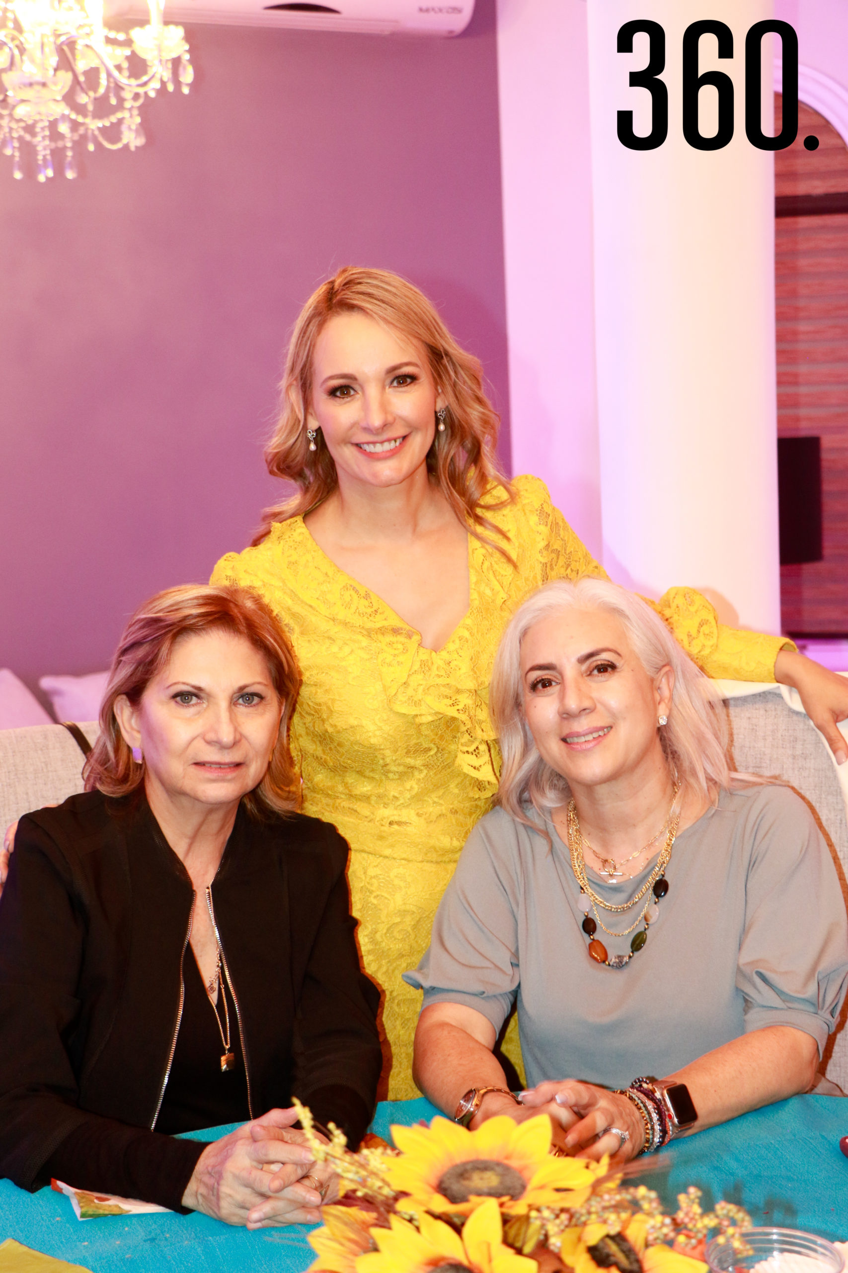 Lorena con Maricela de Mata y Patricia Flores de Ylizaliturri.