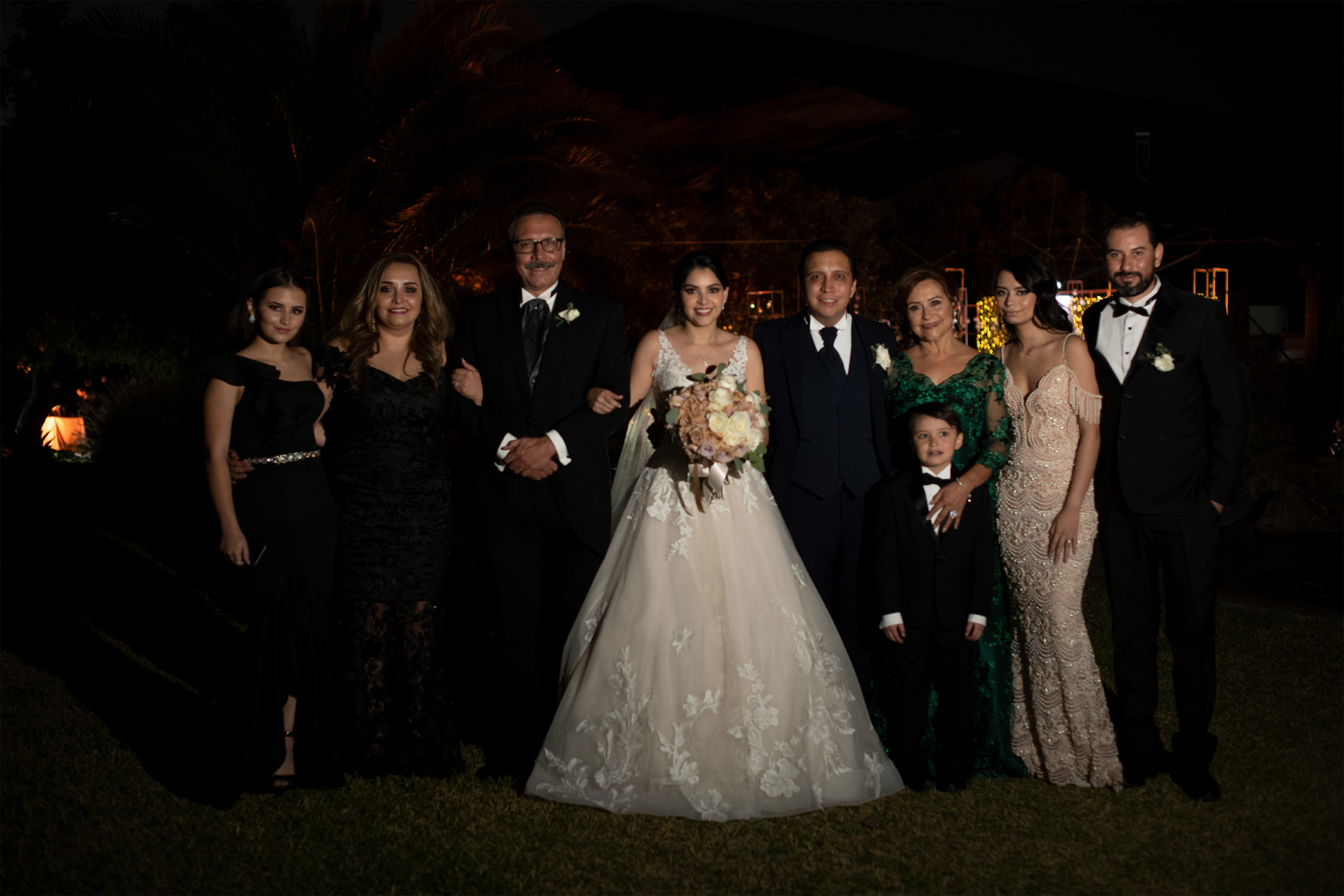 Los novios con la familia de Ana Cristina.