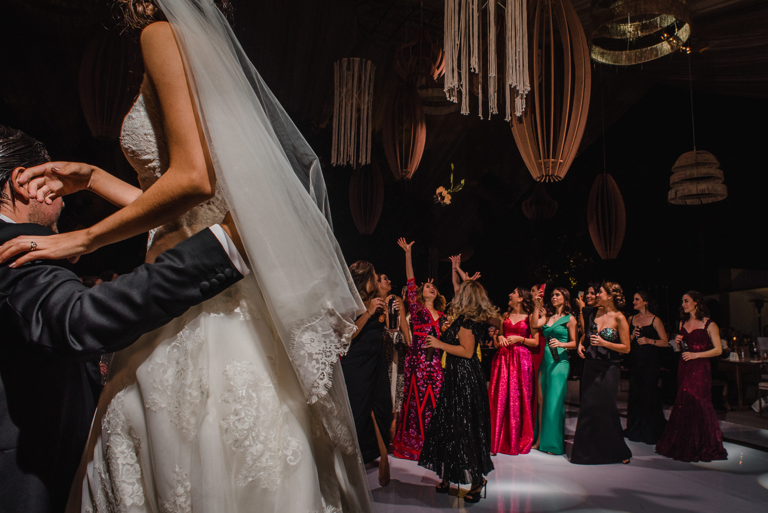 Las amigas de la novia listas para recibir el ramo.