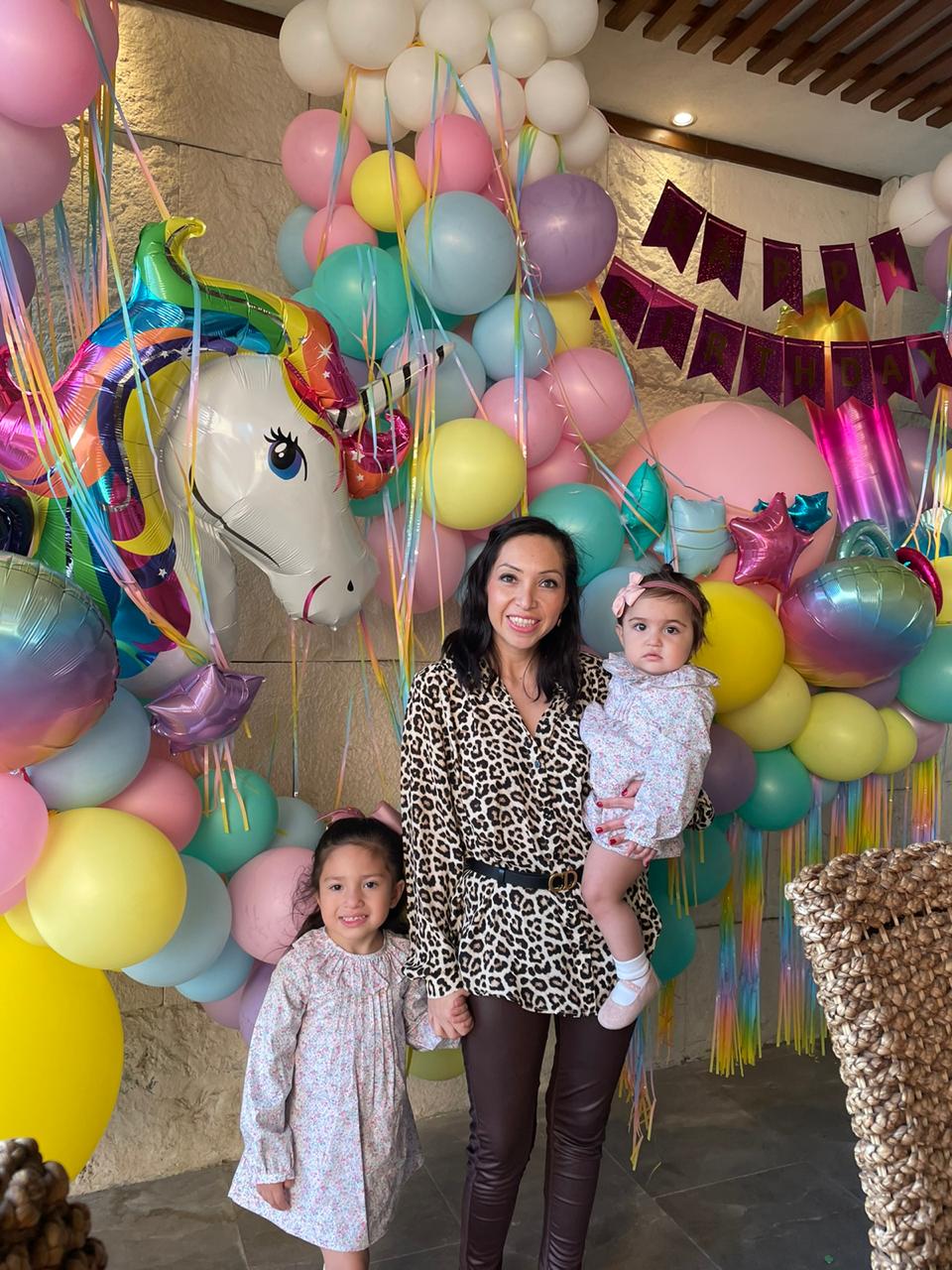 Brenda Siller Alday con sus hijas Victoria e Isabella.