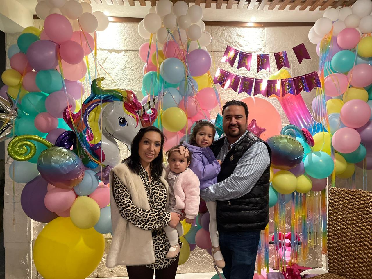 Brenda Siller y Francisco Valdez con sus hijas Victoria e Isabella.