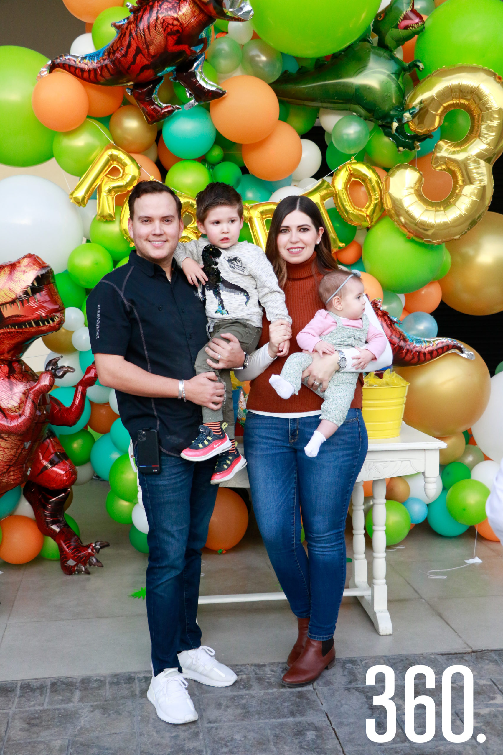 Roberto con sus padres y hermana, Roberto Rendón, Ana Lucía Peart y Ana María Rendón.