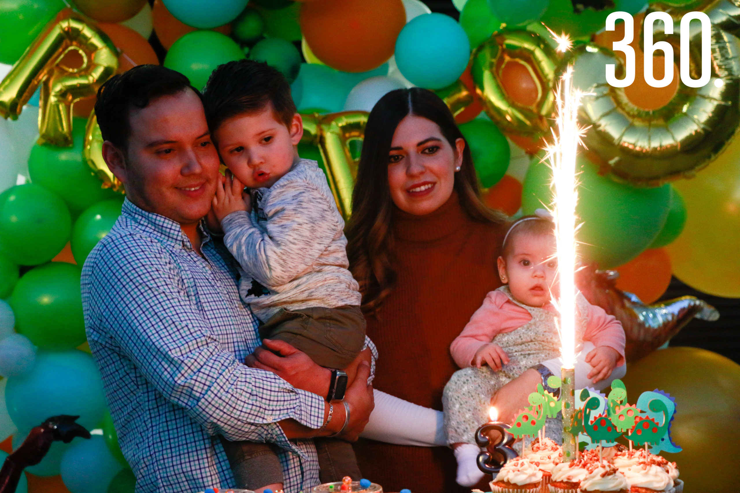 Roberto con sus padres y hermana, Roberto Rendón, Ana Lucía Peart y Ana María Rendón.