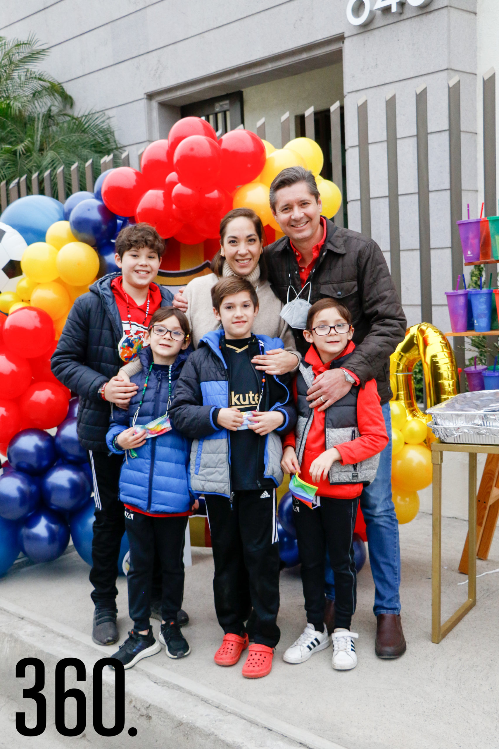 José Pablo con sus papás y hermanos, Gaby Cabello, Nellson Cabello, Nellson, Gabriel y José Carlos Cabello.