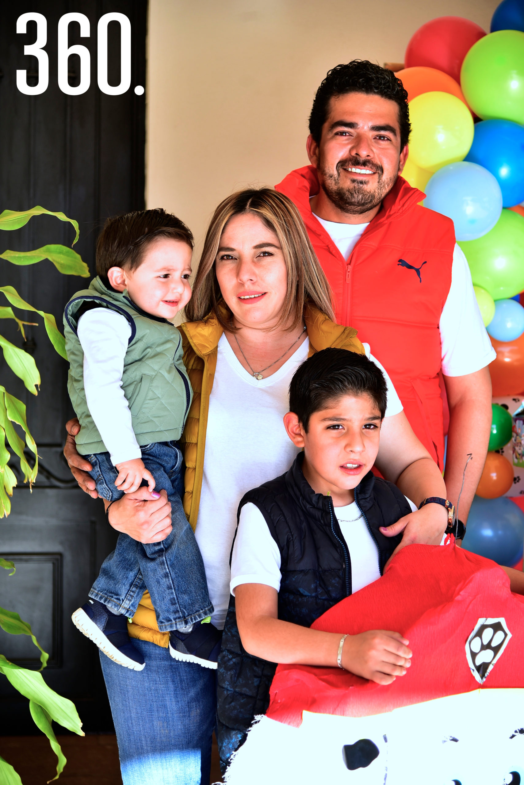 Emiliano Antuna Galindo con sus papás, Diana Galindo y Héctor Antuna, y su hermanito, Héctor Antuna Galindo.