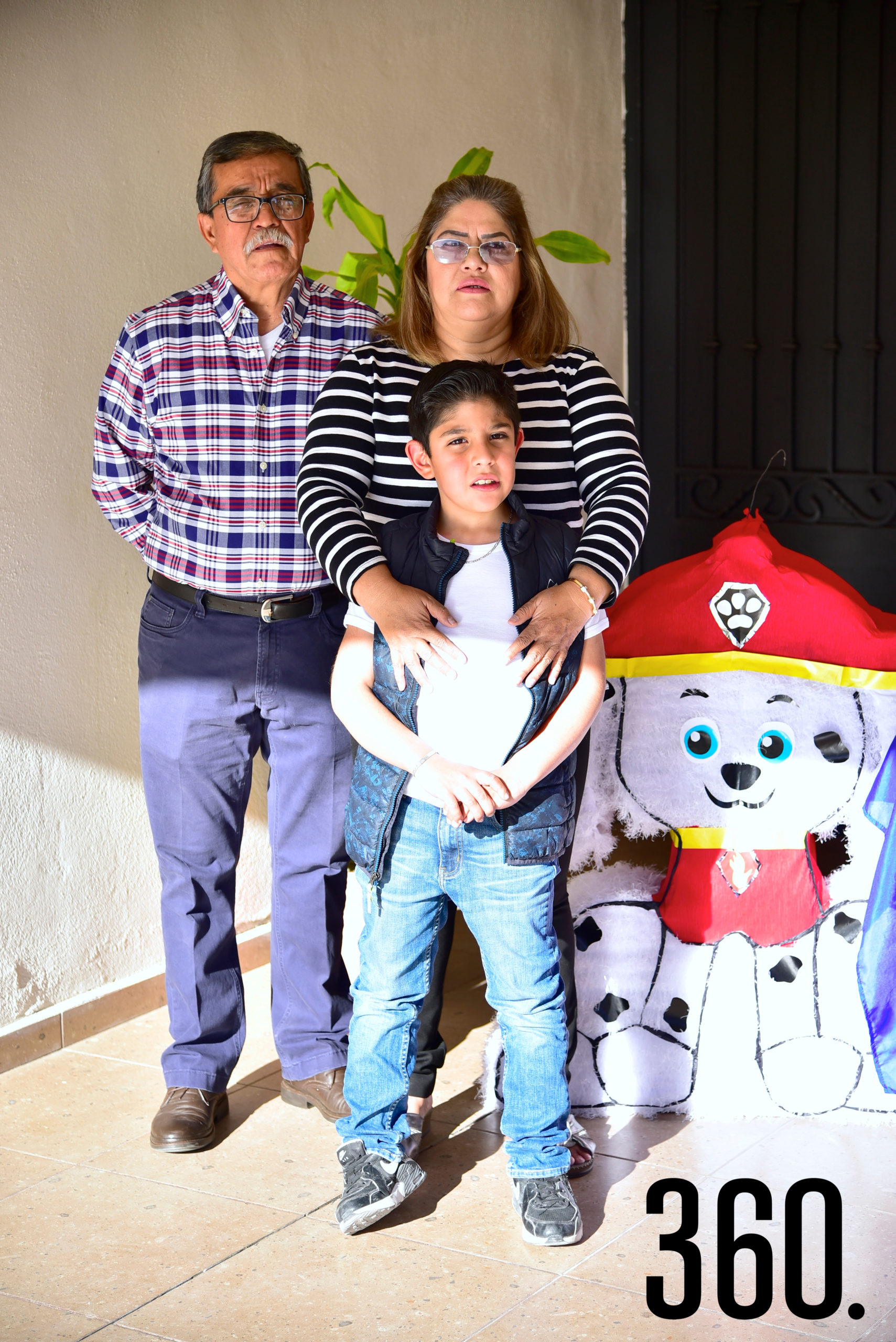 Emiliano Antuna con sus abuelitos, Héctor Galindo y Rosy Álvarez.