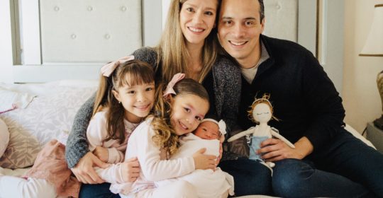 Amelie y Allegra felices con su hermanita.