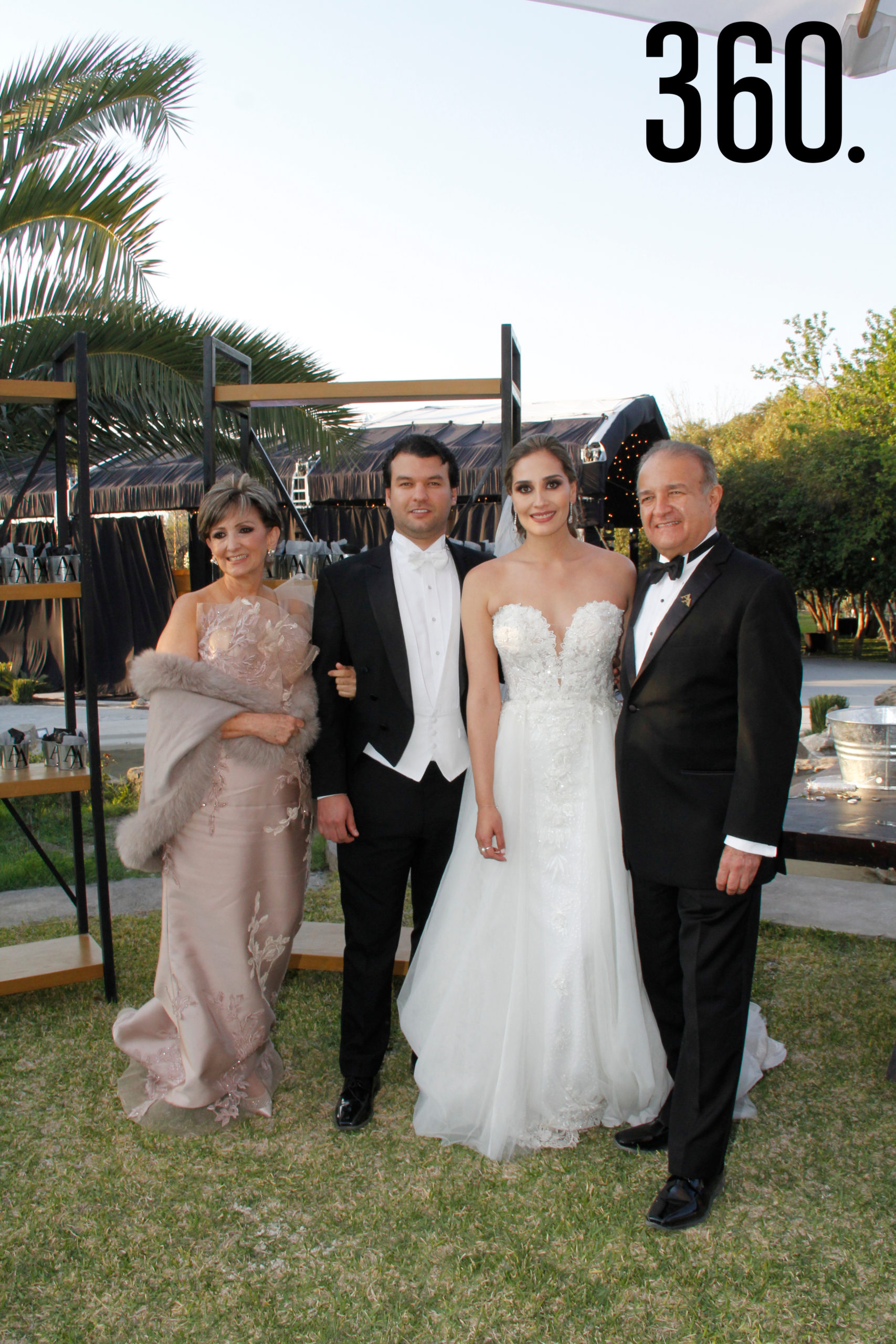 Álvaro y Andrea con los padres del novio, Noris Álvarez y Carlos Arzamendi.