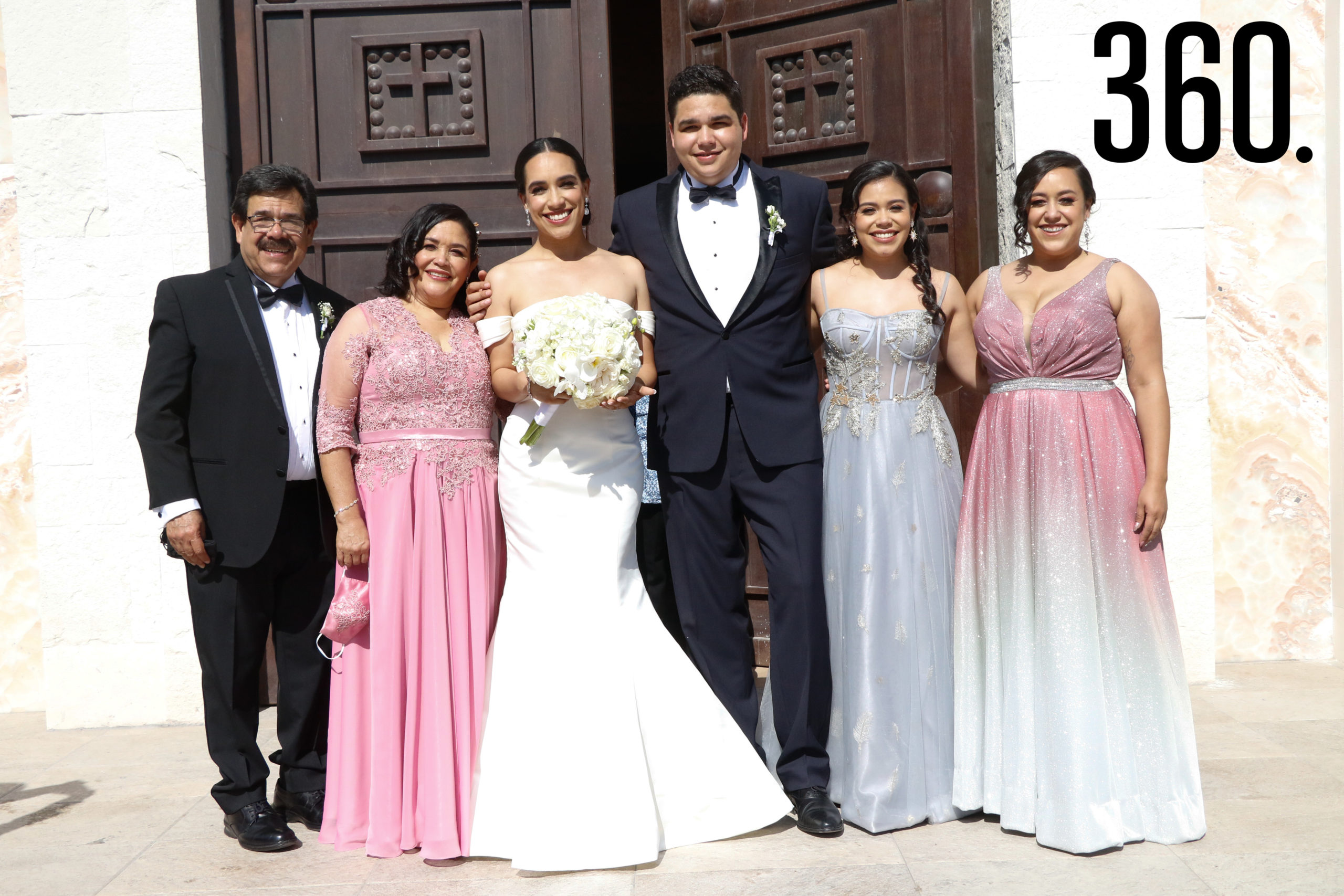 Los novios con Alfonso de León, Queta Ortega, Arely de León y Melissa de León, familia de la novia.