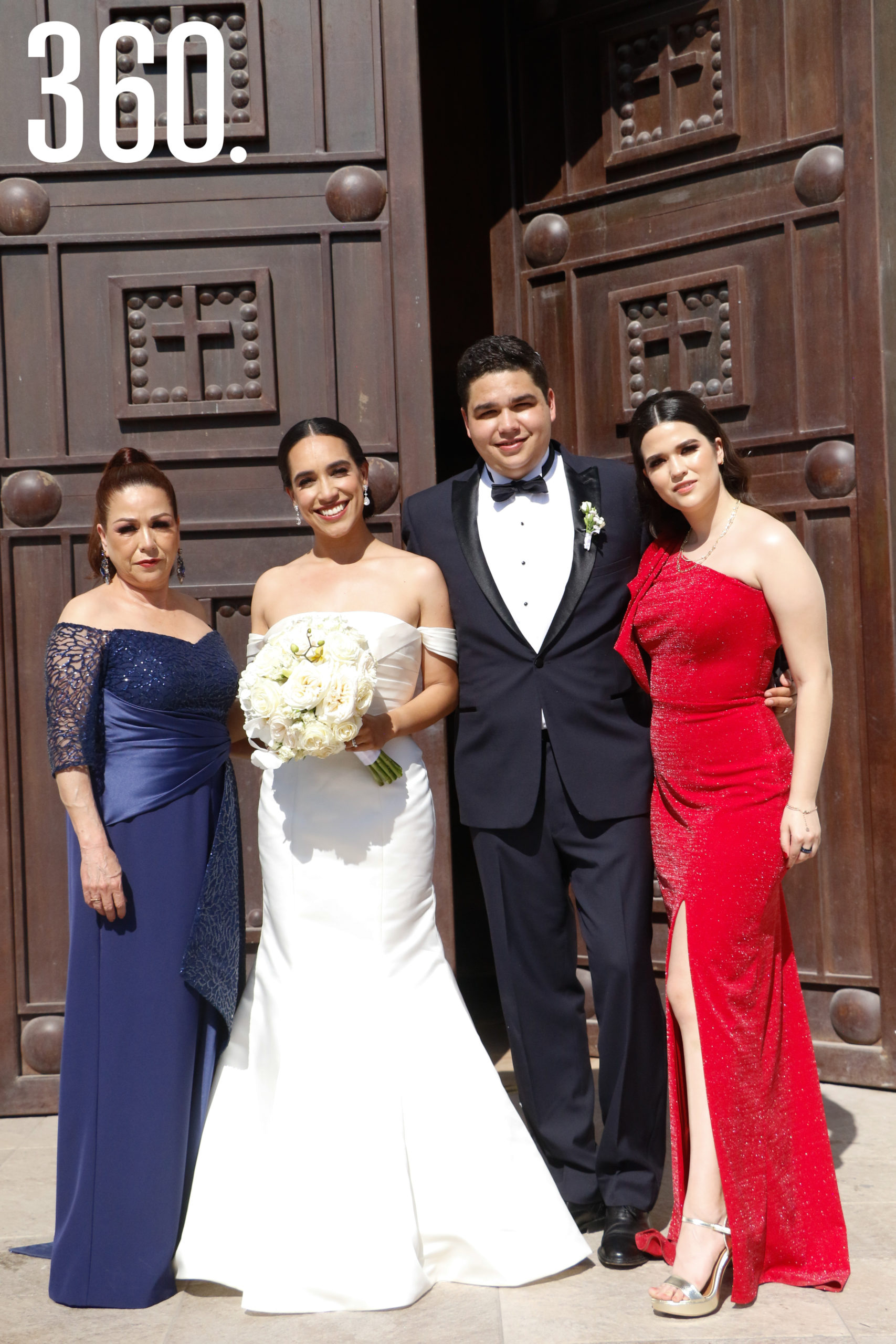 Los novios con Beatriz Valdez y Andrea Sánchez, mamá y hermana del novio.