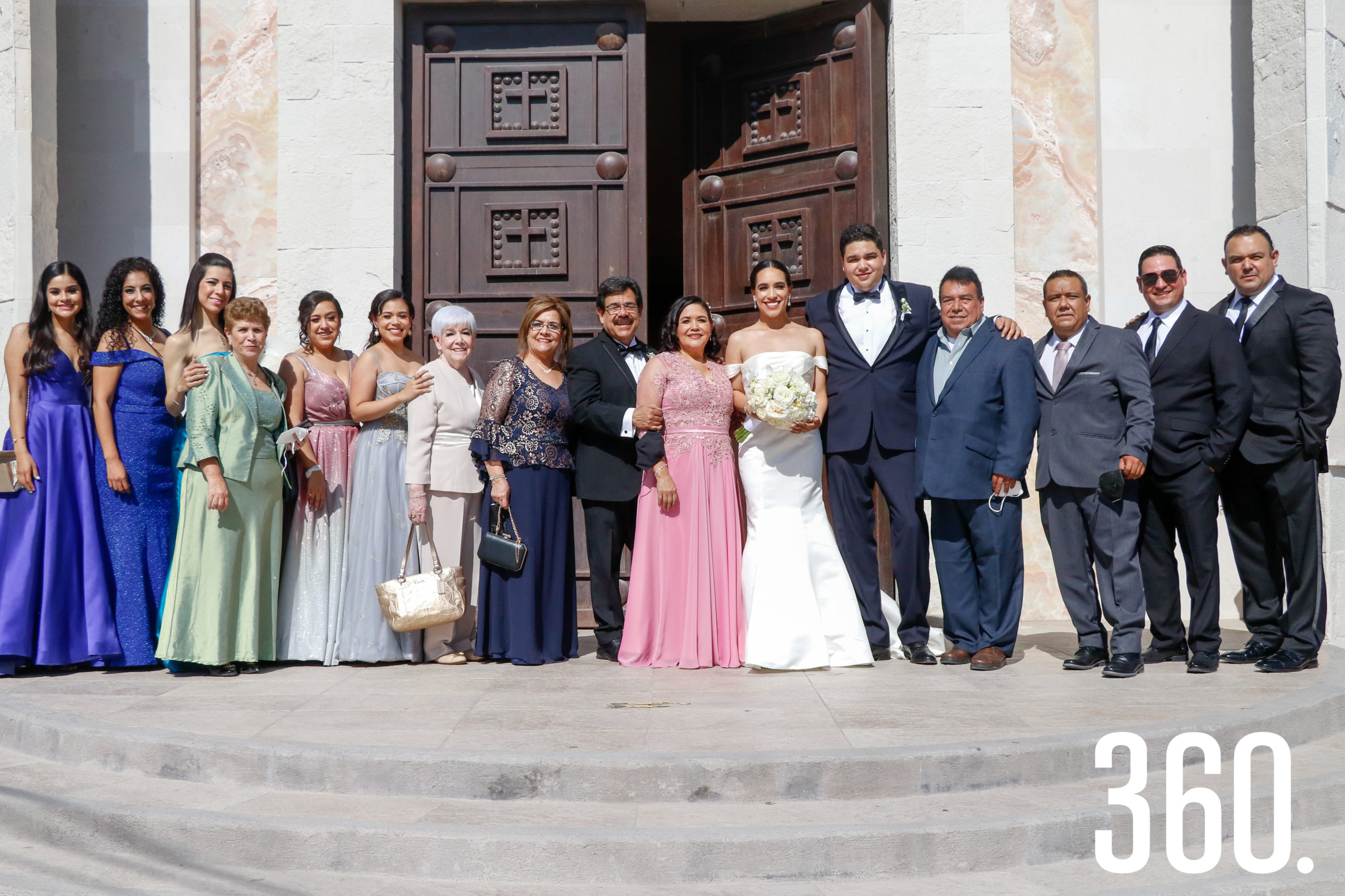 Los novios con toda su familia.