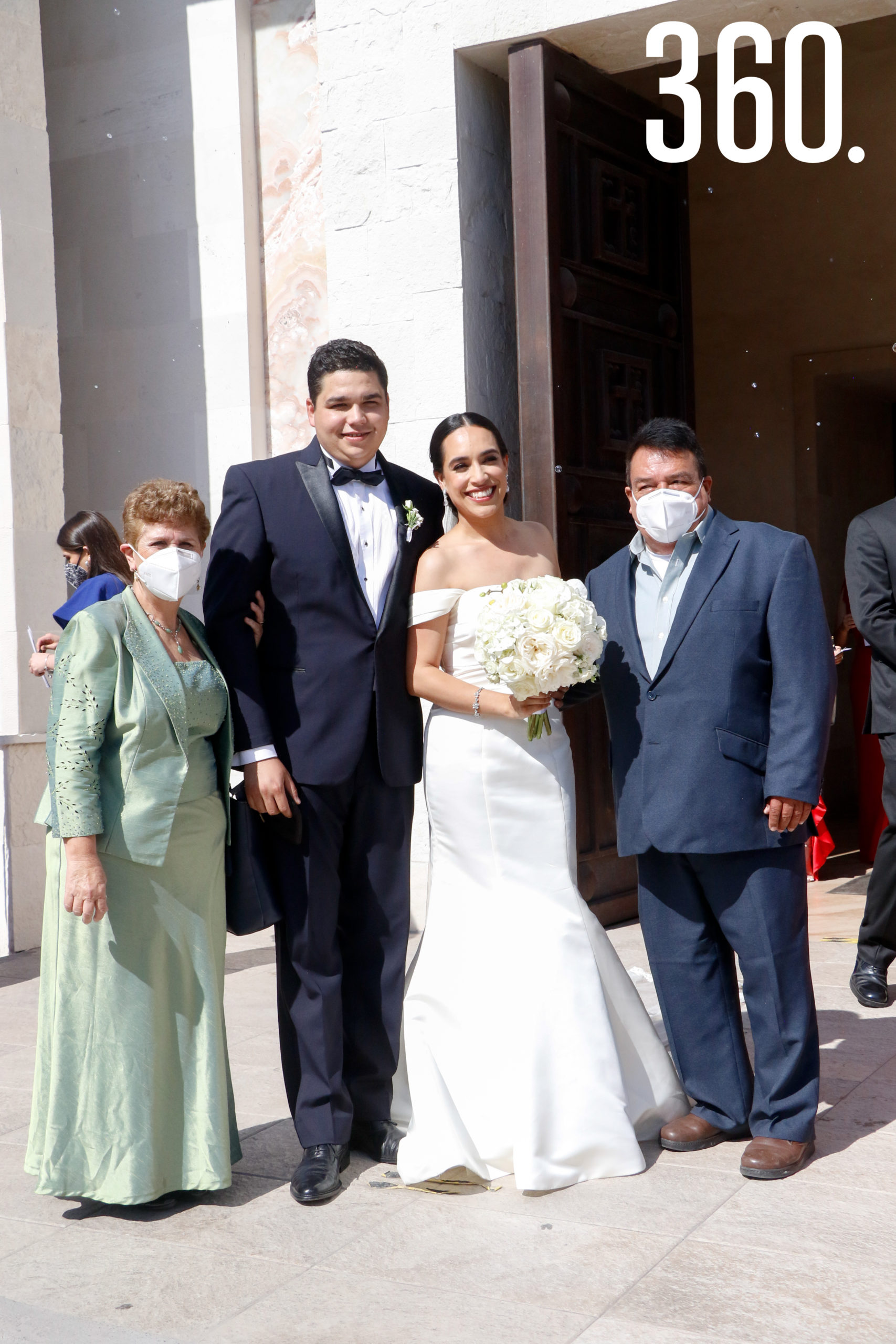 Los novios con Jesús de León y María Guadalupe Berlanga.