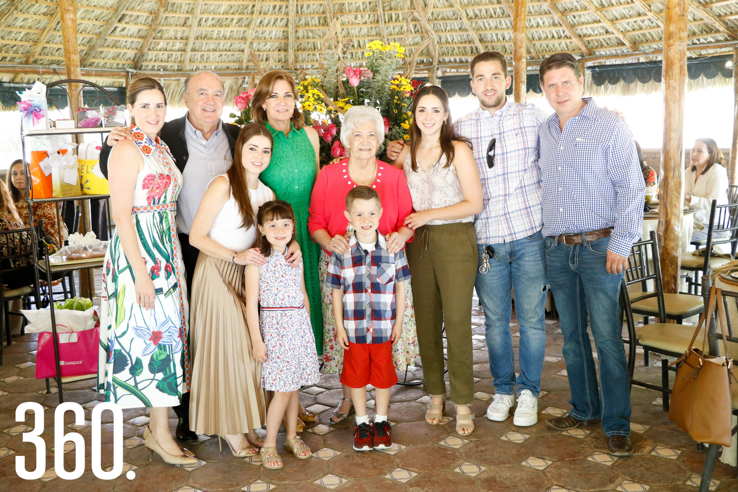 Gloria con su familia, Gloria Dávila, Jorge Dávila, María Inés Dávila, Jimena Morelos, Rodrigo Morelos, Toñeta Flores, Valeria Dávila, Jorge Dávila y Rodrigo Morelos.