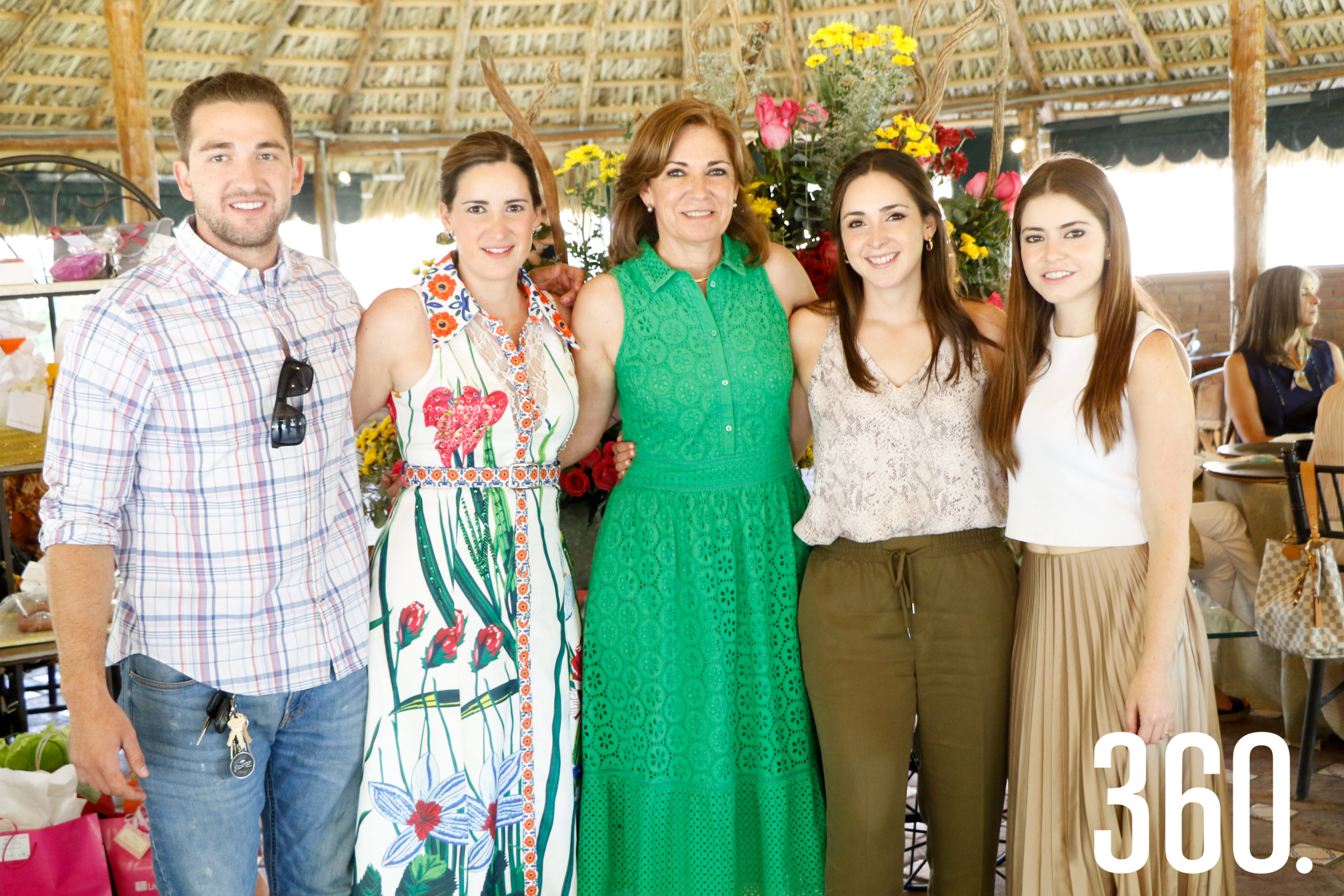 Gloria con sus hijos, Jorge Dávila, Gloria Dávila, Valeria Dávila y María Inés Dávila.