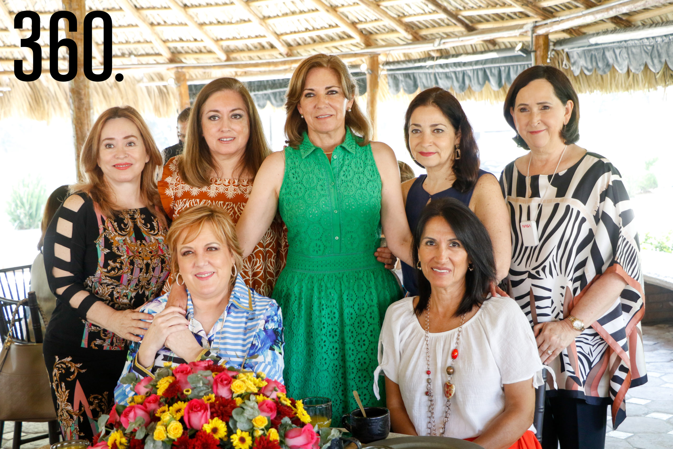 Mónica con Adriana Parra, Toñeta Cabello, Lorena Flores, María Alicia López, Paty Martínez y Nany Wah.