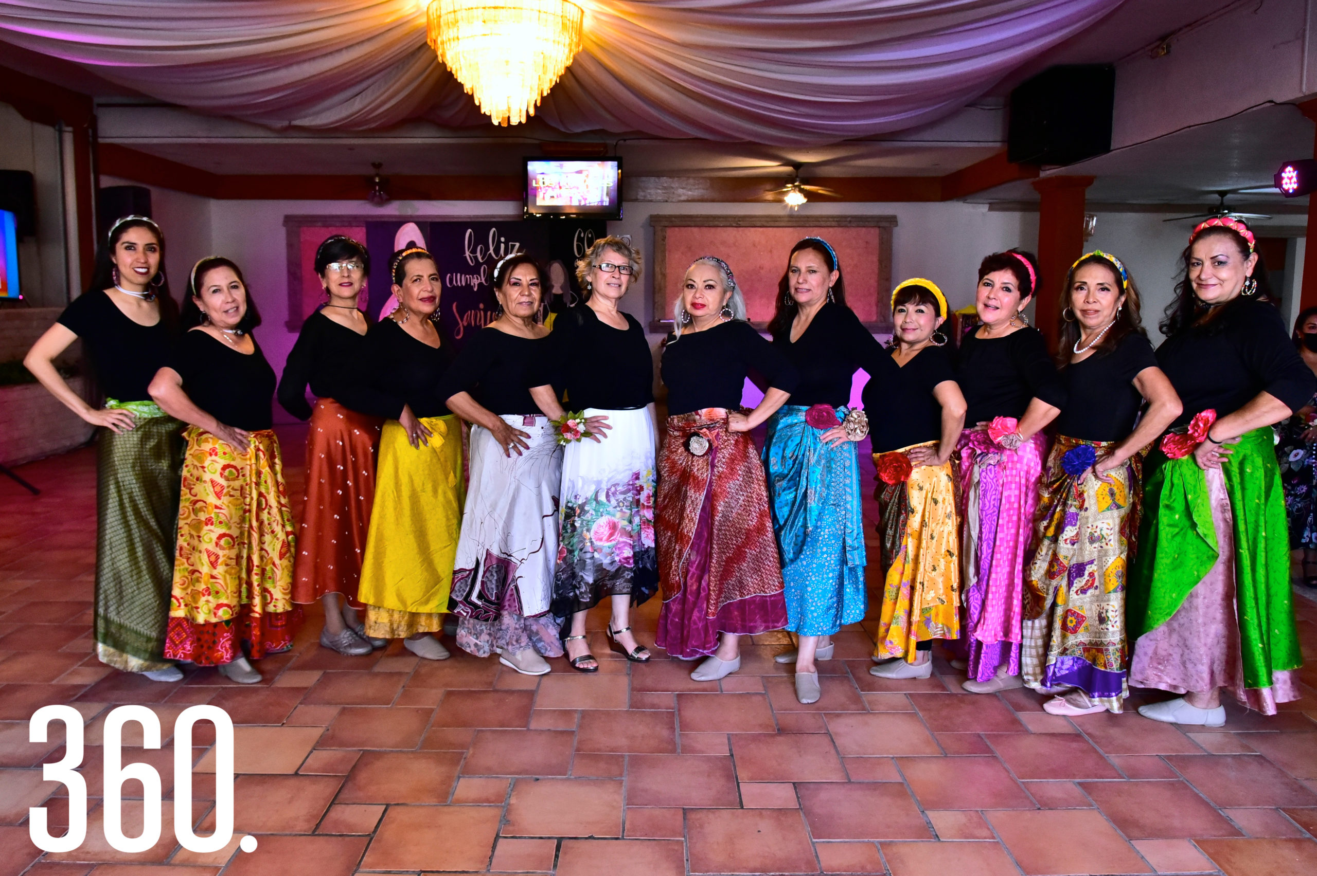 Sanjuana Castillo con el grupo de danza del Instituto del Adulto Mayor.