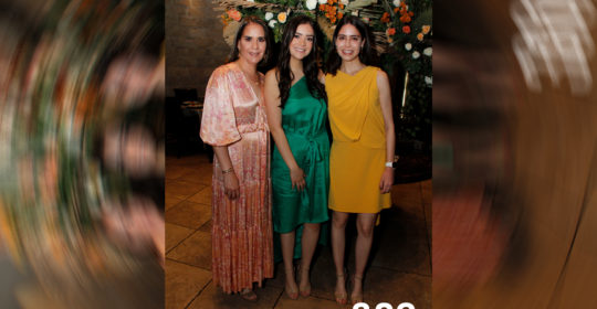 Sofía con su mamá Tete Gómez López y su hermana Ana Lety Chávez.