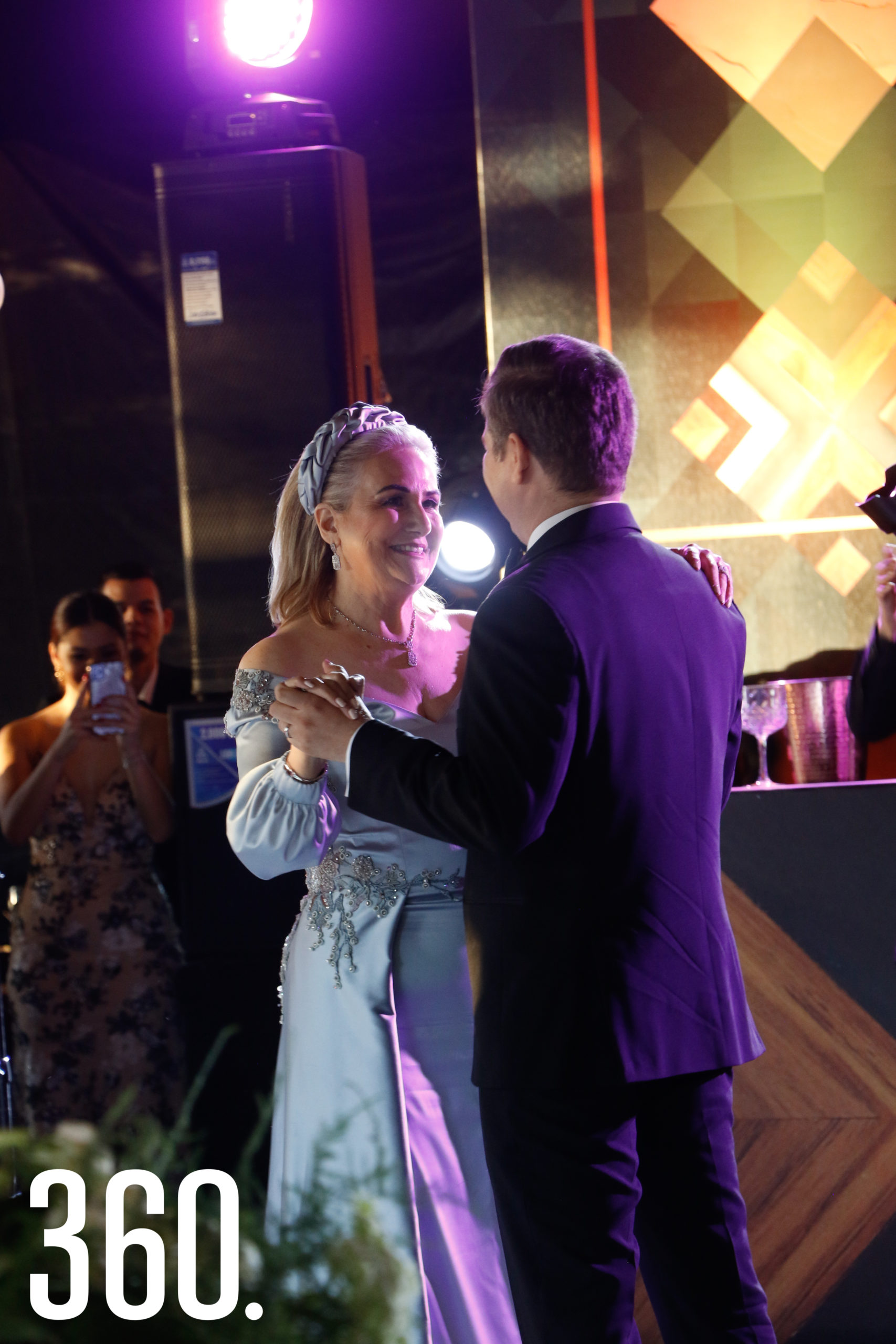 José Ángel bailando el vals con su madre, Aída Canales.