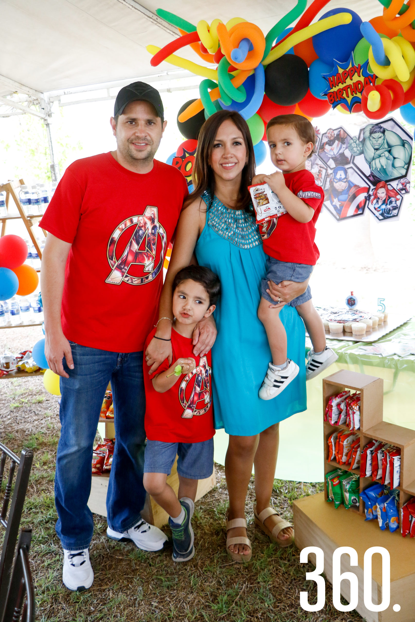 Rodrigo y Eduardo Díaz, con sus padres, Julieta Aburto y Rodrigo Díaz.