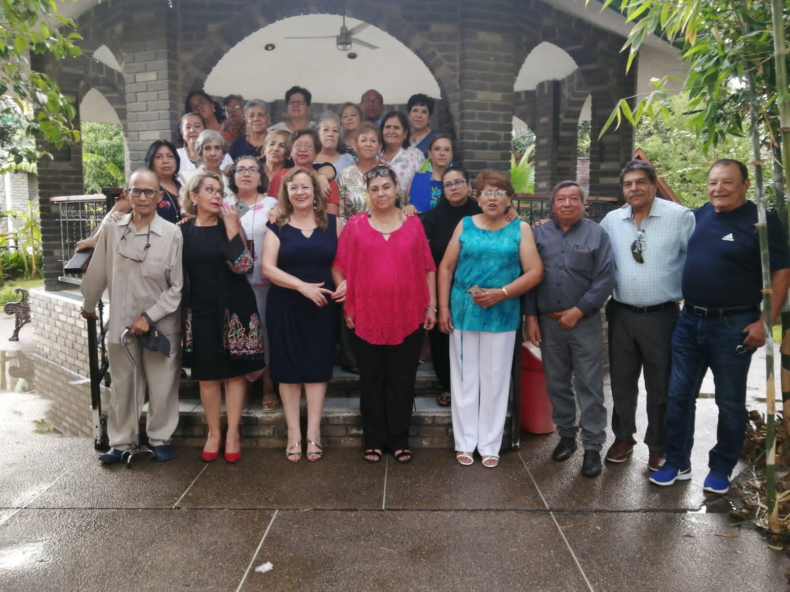 25 ex alumnos de la "Gabino García" se juntaron para celebrar sus 50 años de egresados.