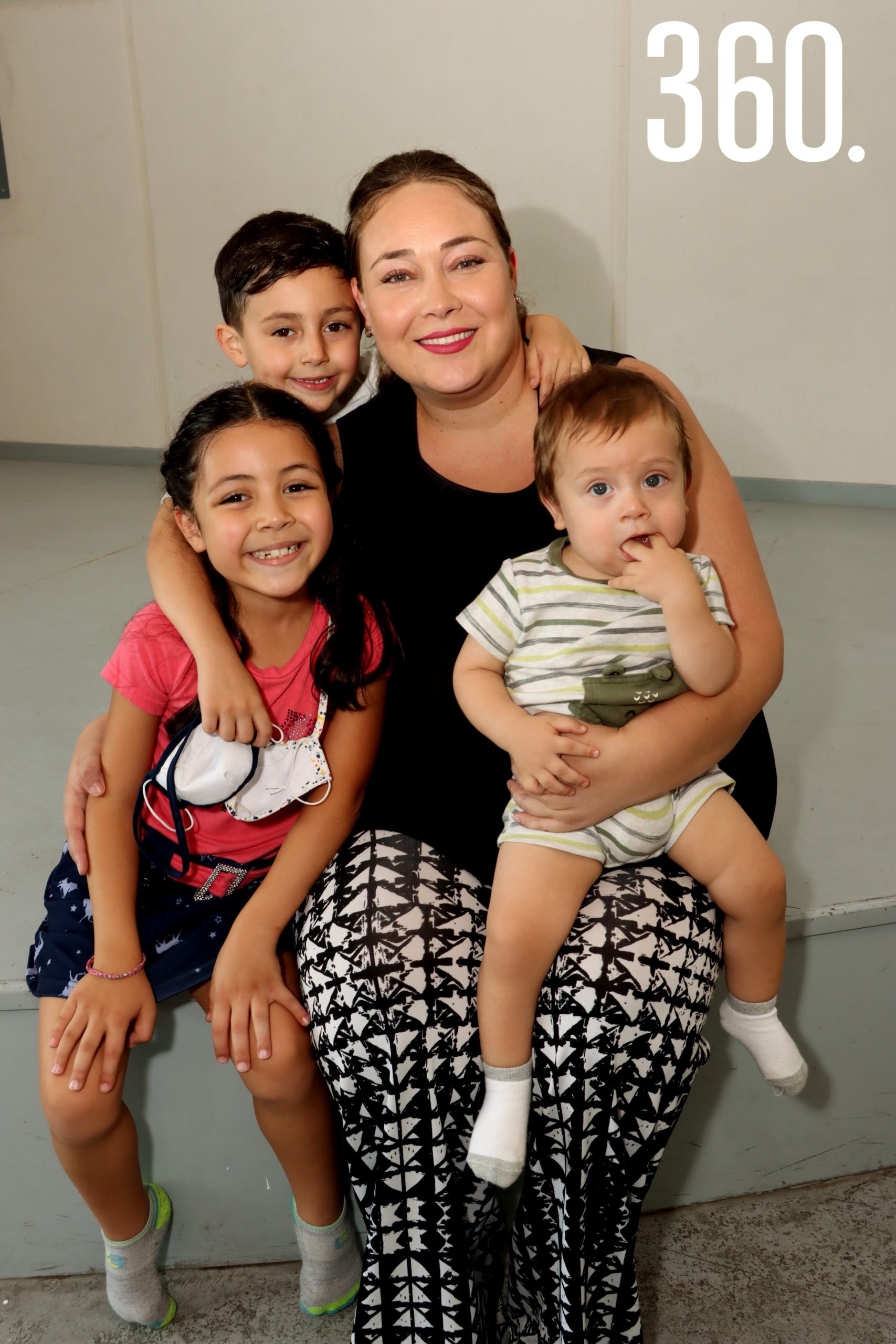 Roxana Rivera con sus hijos María Imelda, Agustín y Nicole González.