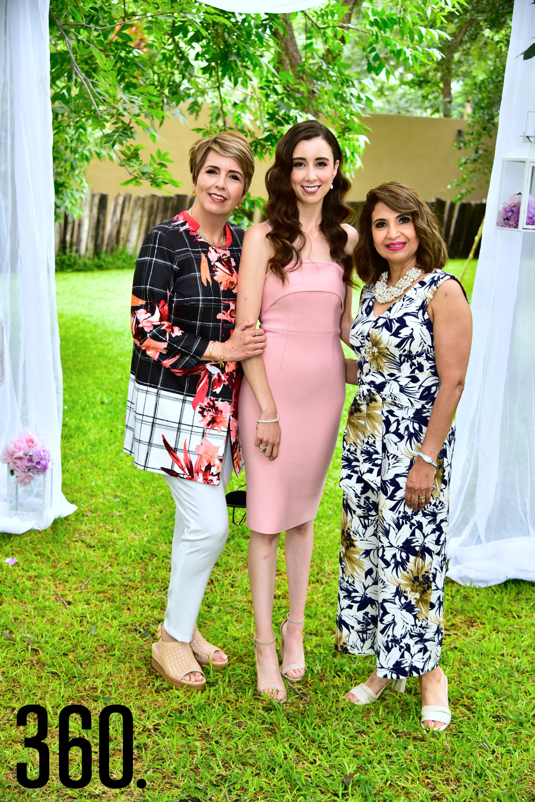 Sofía Elguezabal con su mamá María Ofelia Esquivel de Elguezabal y su suegra Martha Mireya Munguía.