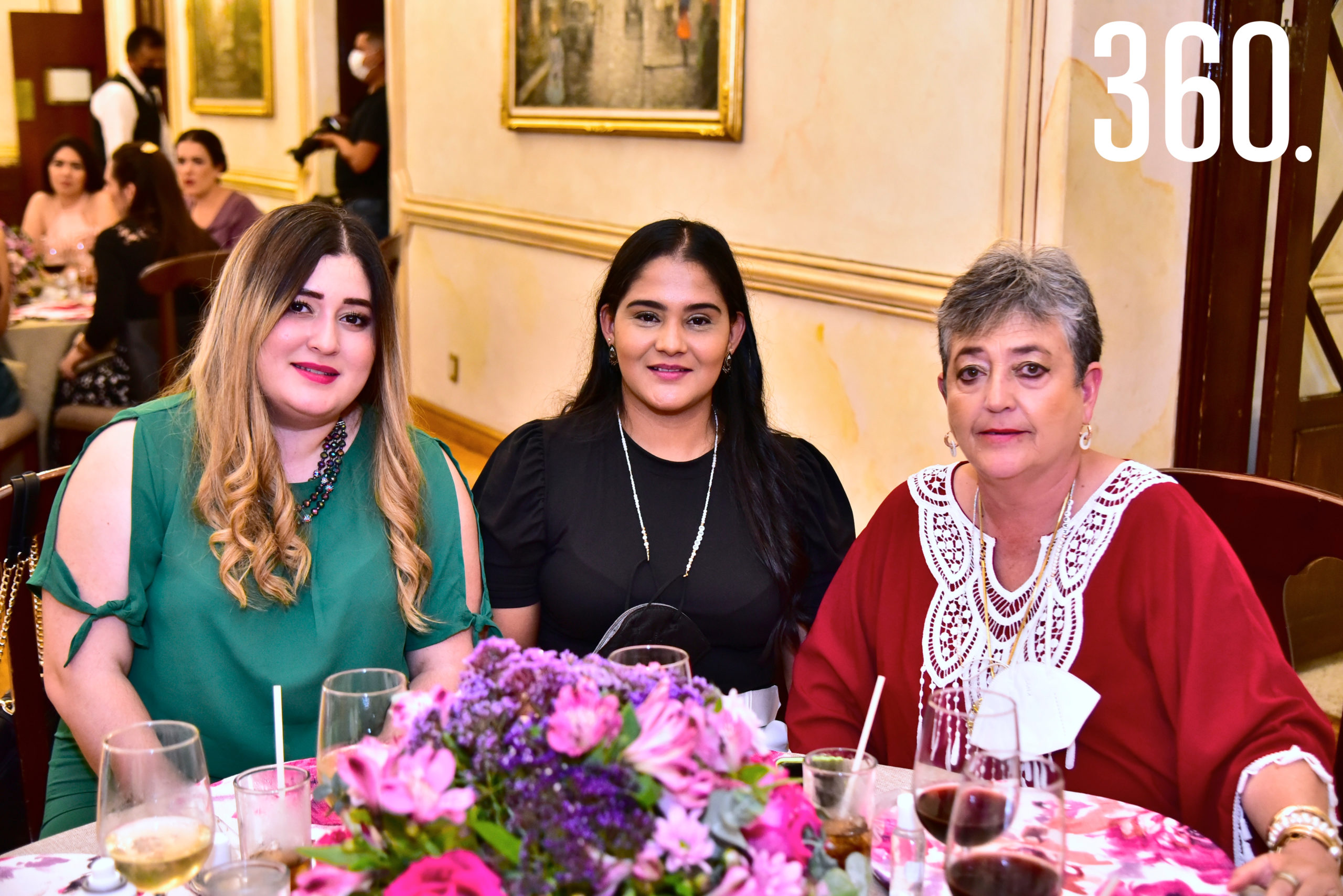 Marcela Martínez, Arlette Acosta y Marilú Cortez de Martínez.