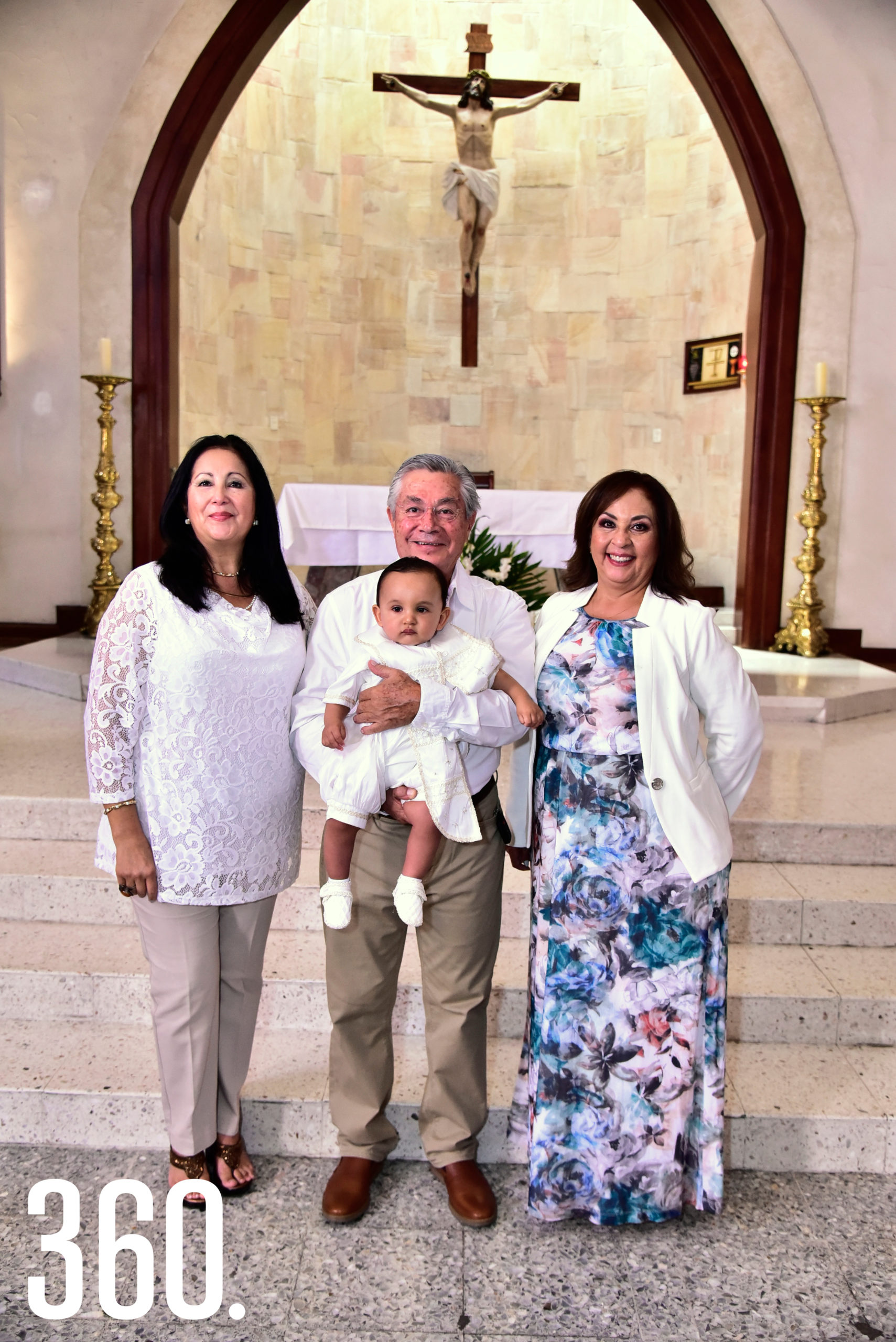 Armando Barragán Sousa acompañado de sus abuelitos Fanny Aguirre, Arnoldo Barragán y Martha Hernández.