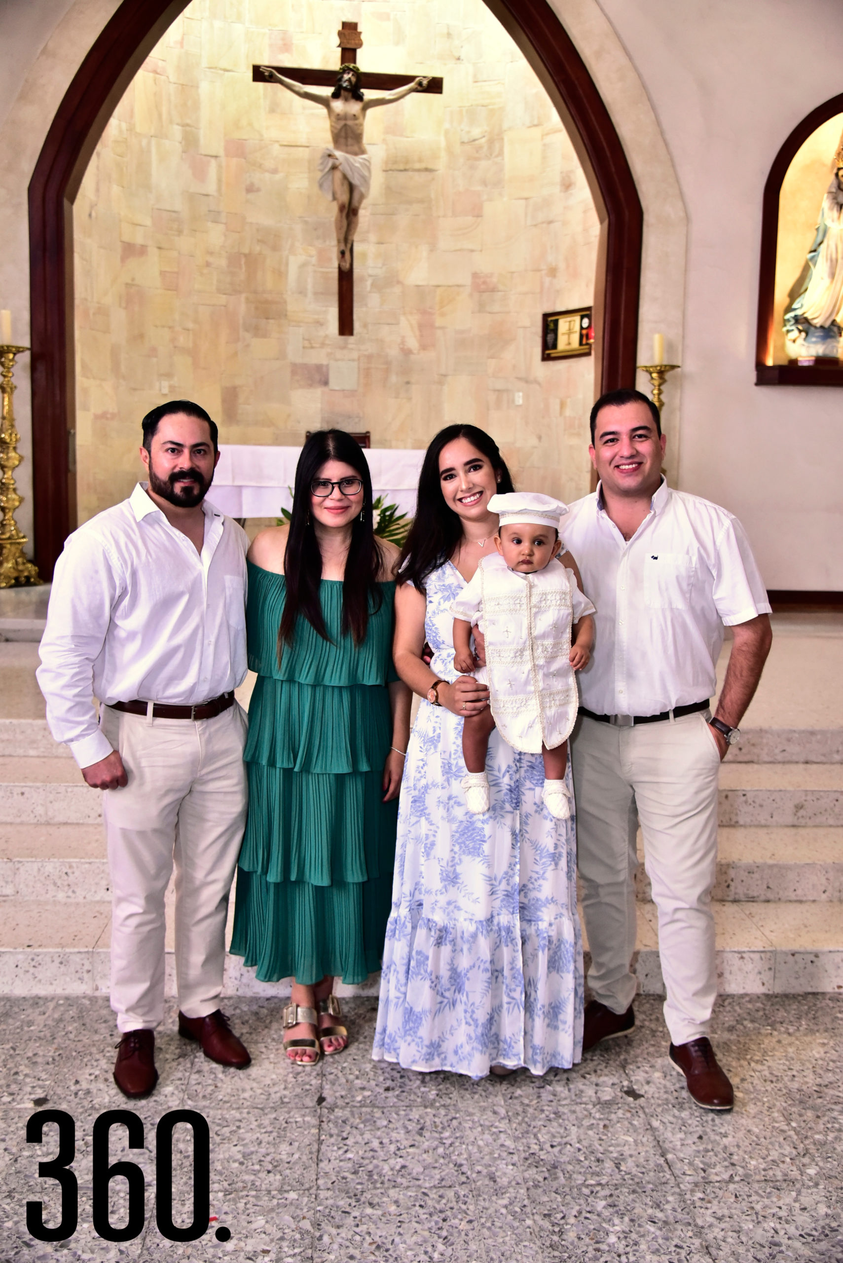 Armando Barragán Sousa en brazos de sus padrinos Arnoldo Barragán, Carmen Zul, Valeria Rodríguez y Jorge Barraza.