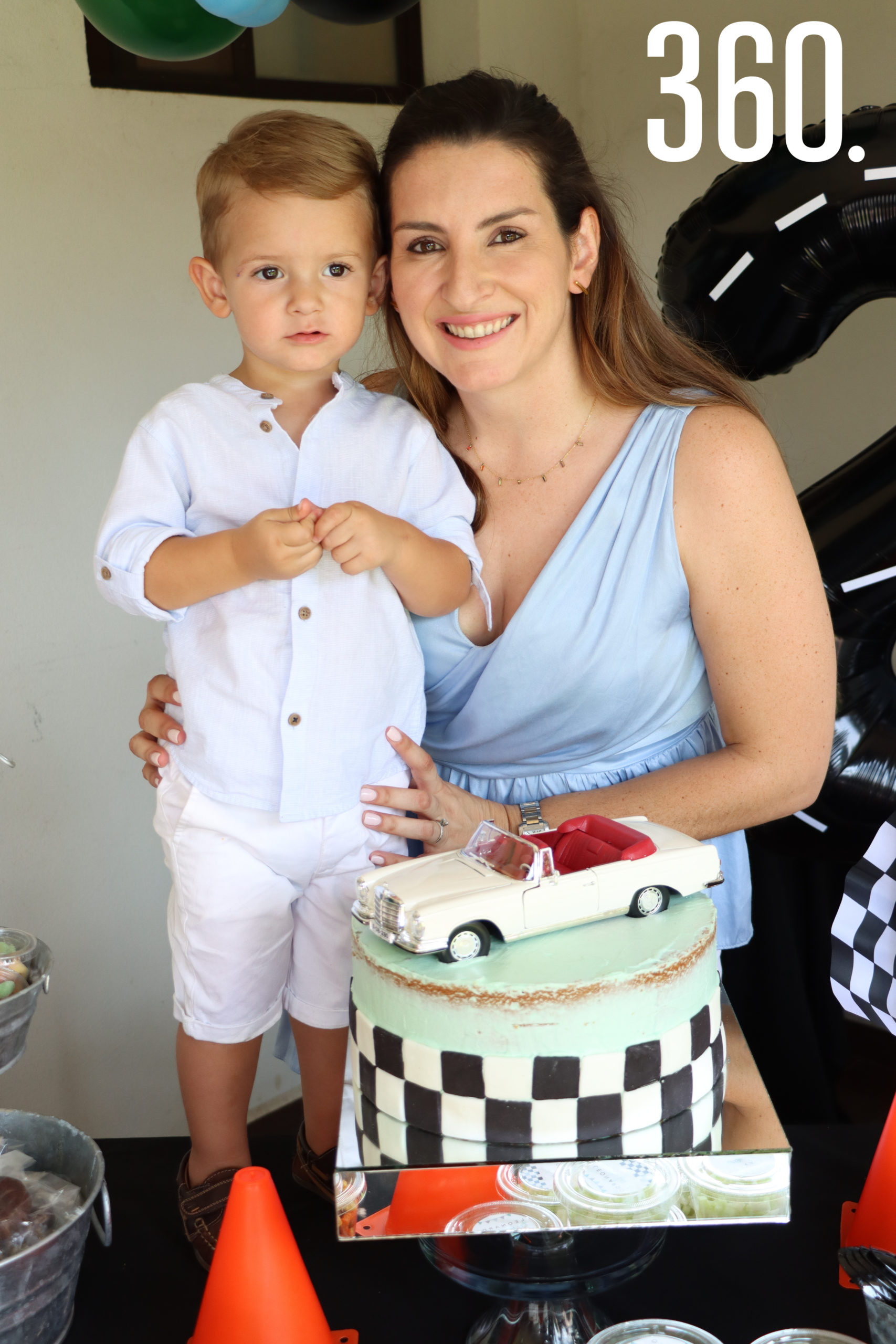 Leonardo con su mamá, Patty Elizondo.