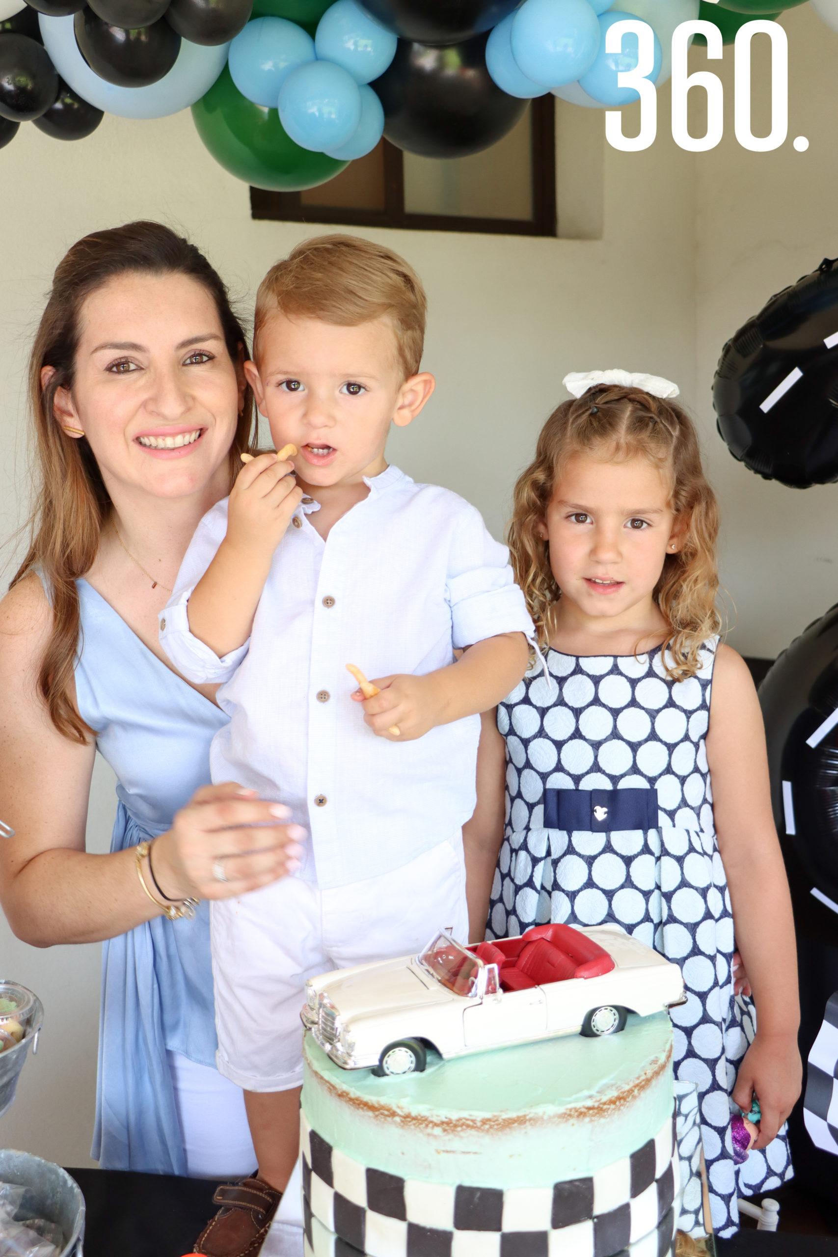 Leonardo con su mamá y su hermana, Patty Elizondo y Cordelia Campo.