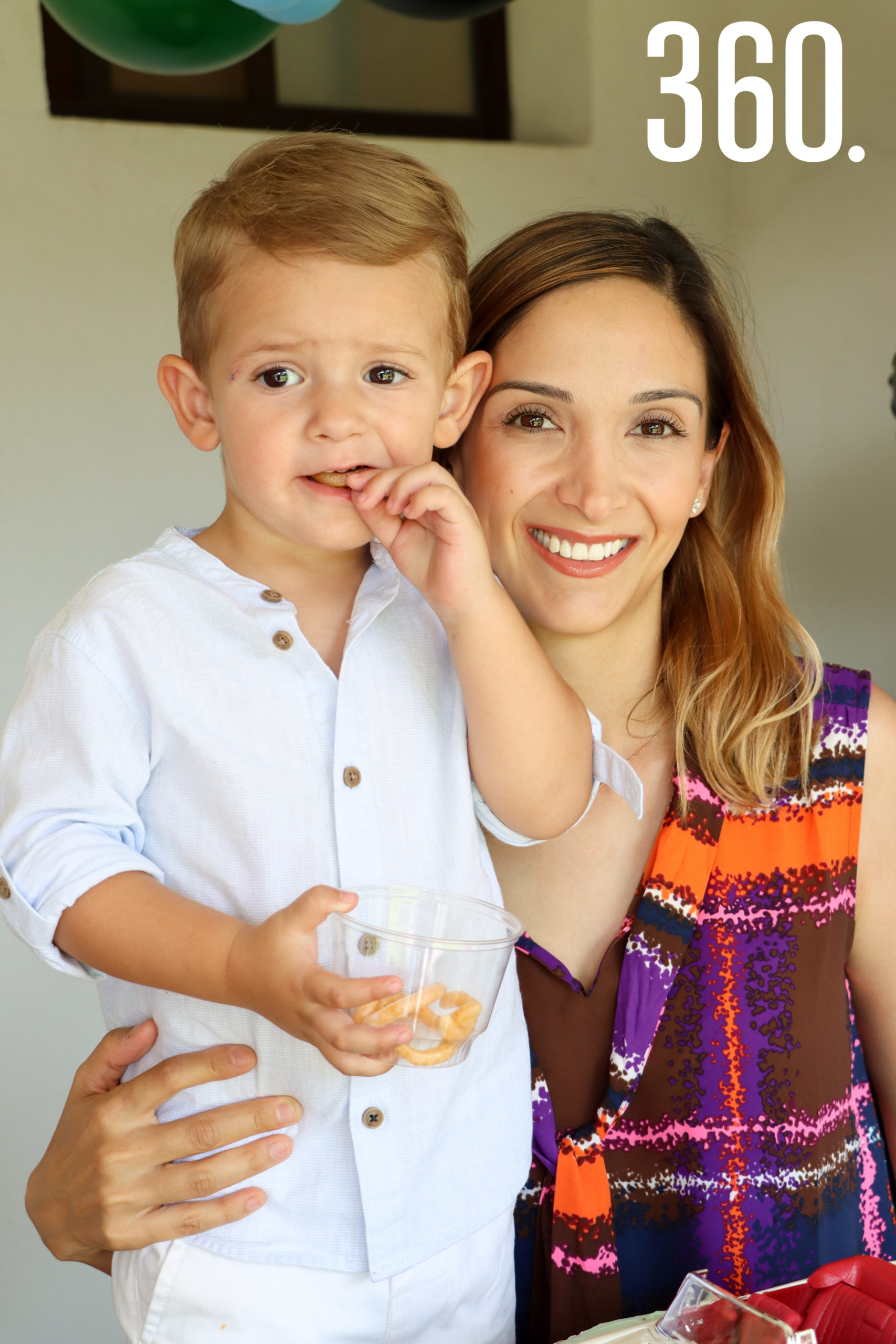 Leonardo con su madrina, Marcela Rodríguez.