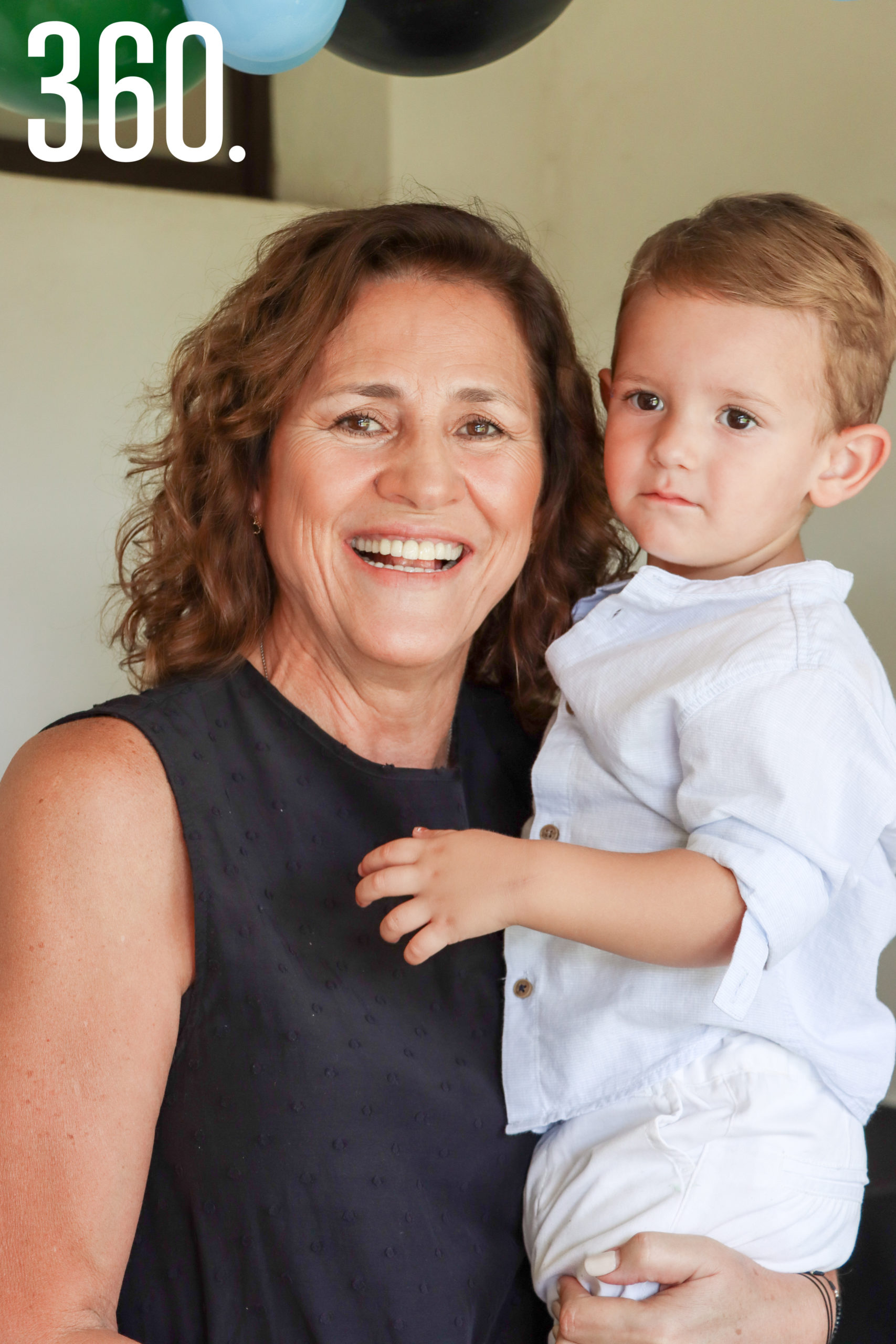 Leonardo con su abuela, Paty Rodríguez.