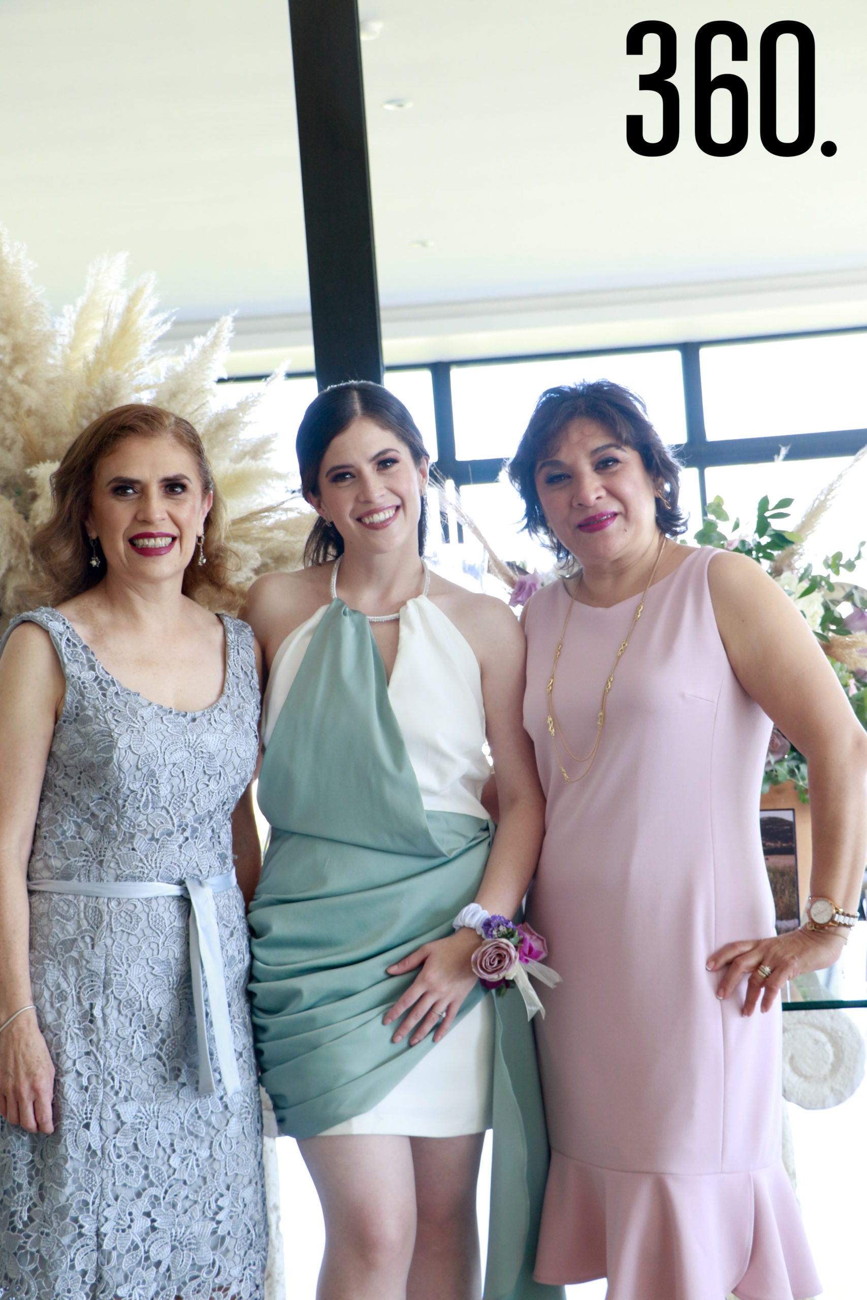 Andrea con su madre y su suegra, Patricia Castro y Coral Valdez.