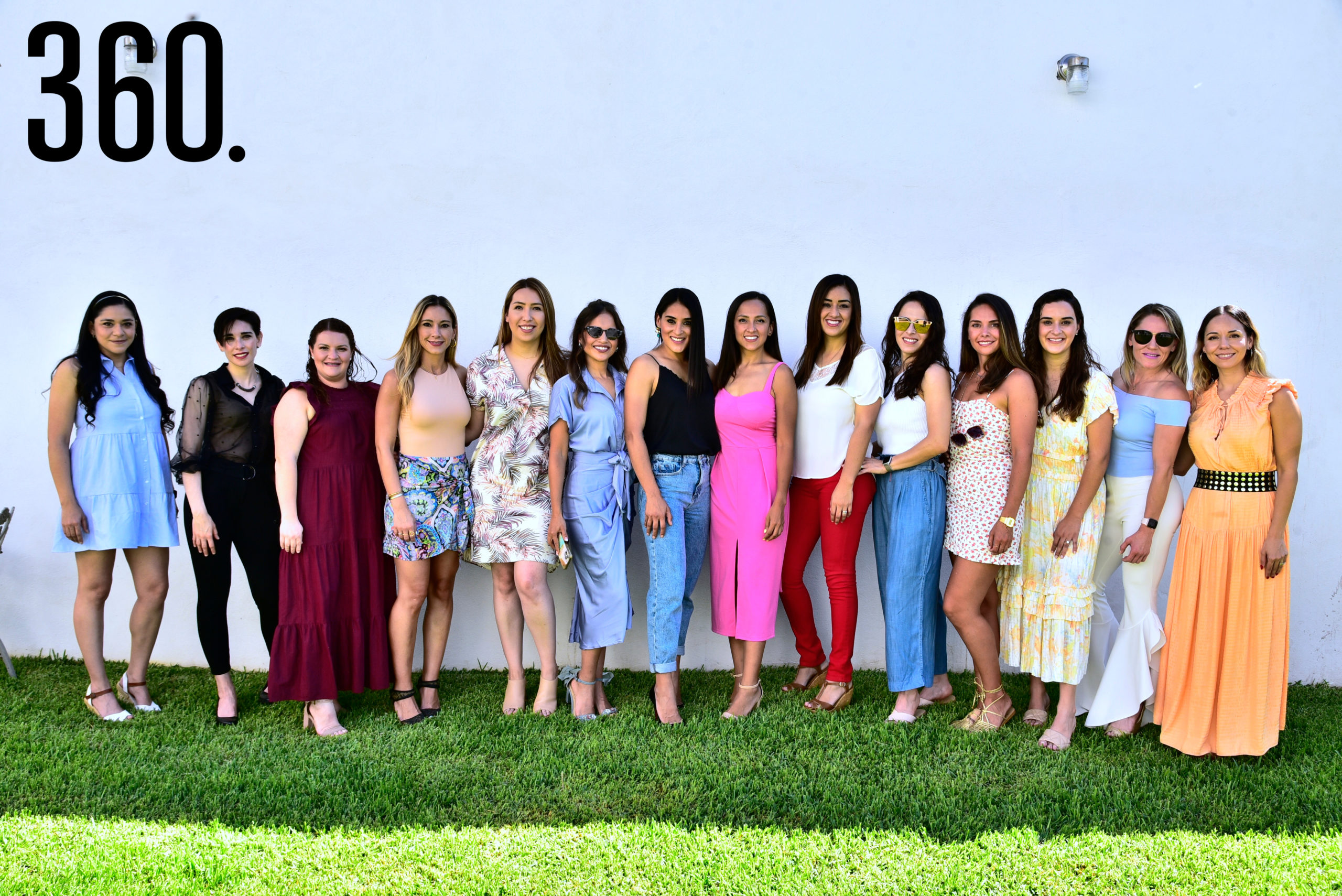 Laura de la Peña Méndez con sus amigas.