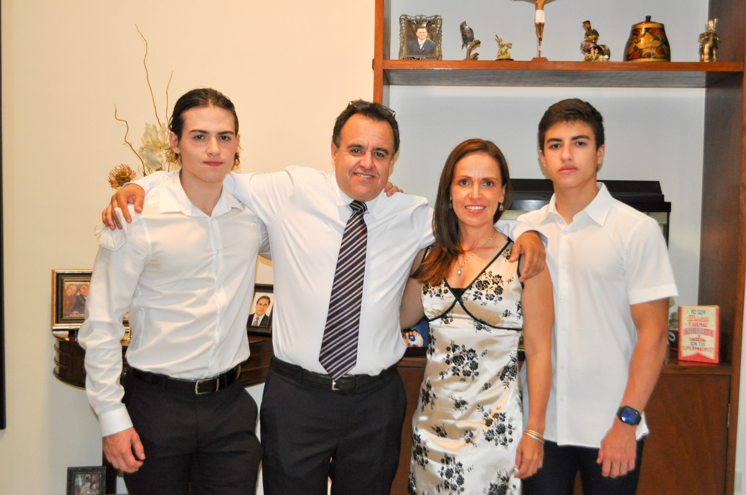 Santiago, Luis Juan, Ivonne y Mauricio, familia Córdova Robledo.