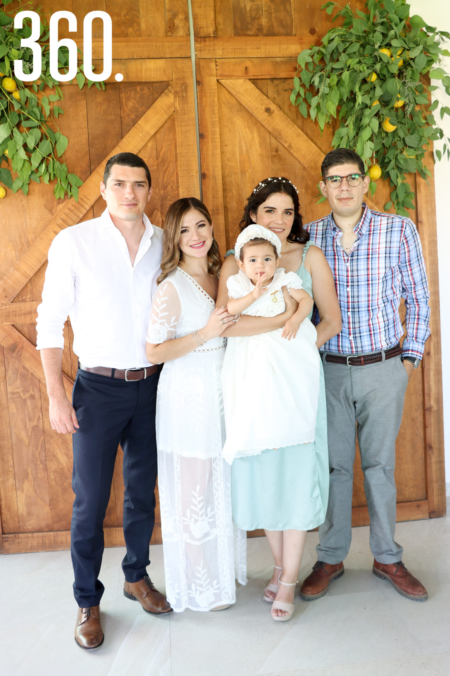 Constanza con sus padres y padrinos, Lucía Jiménez, Wenceslao Saenz, Pamela Ramos y Mauricio Pacheco.