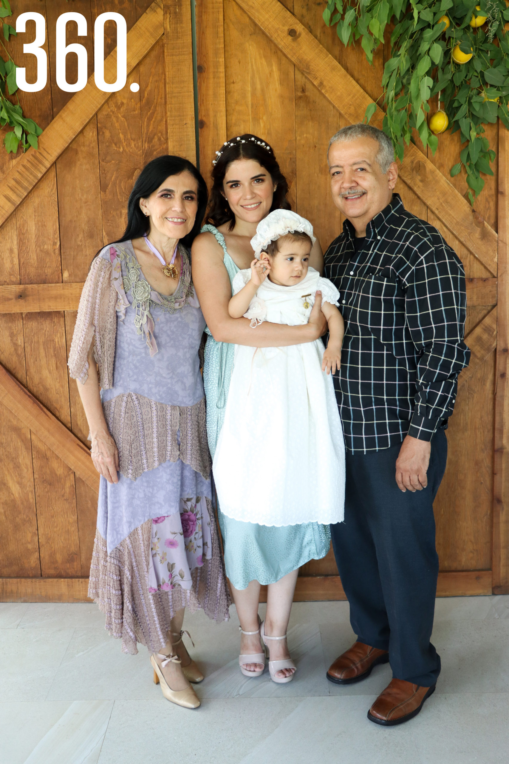 Constanza con su madre y abuelos maternos, Paty Sánchez, Pamela Ramos y Jaime Ramos.