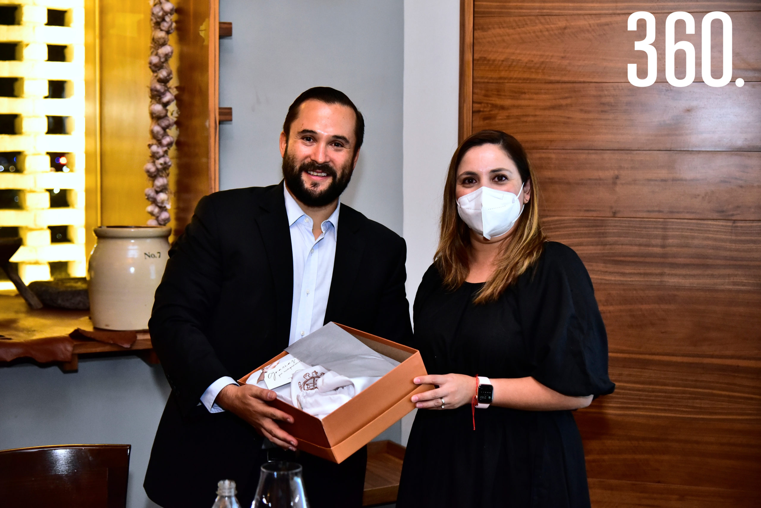 La presidenta Dra. Sofía Rodríguez Galindo entregando un presente al Dr. Arturo Ramírez Miranda.