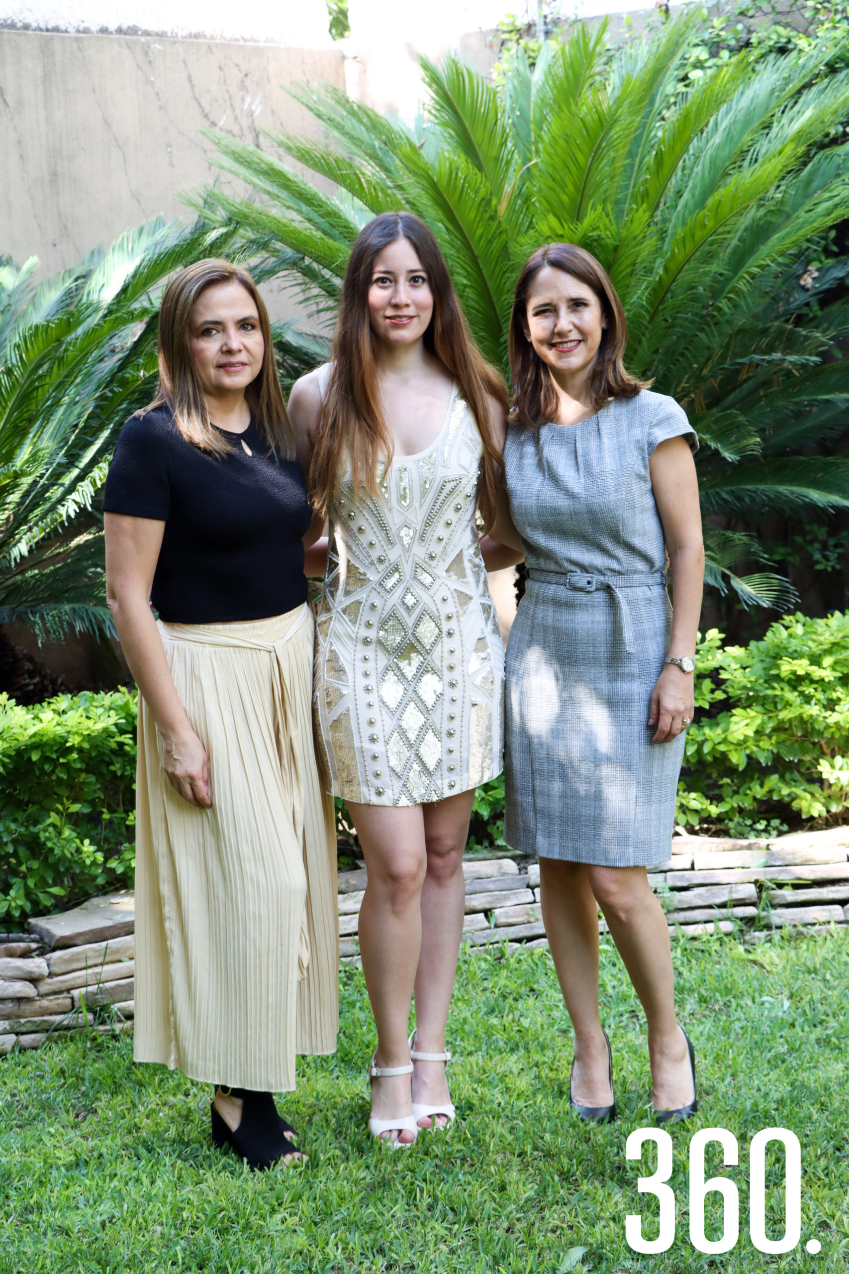Nora con Liz Vallarta y Betty Cárdenas de Vallarta, organizadoras.