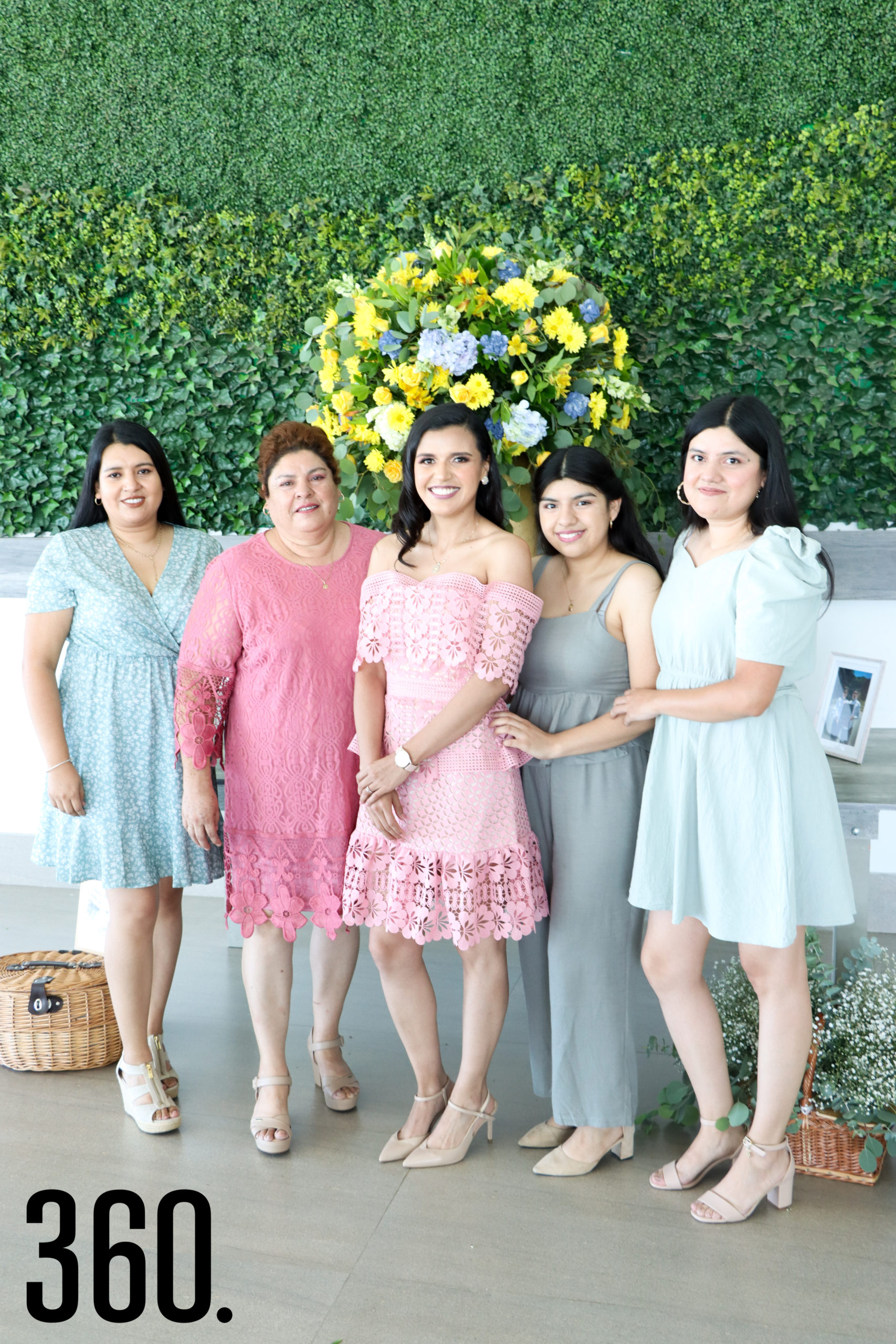 Sheila con su madre y hermanas, Karla Mendoza, Justina Orozco, Stefany y Valeria Mendoza.