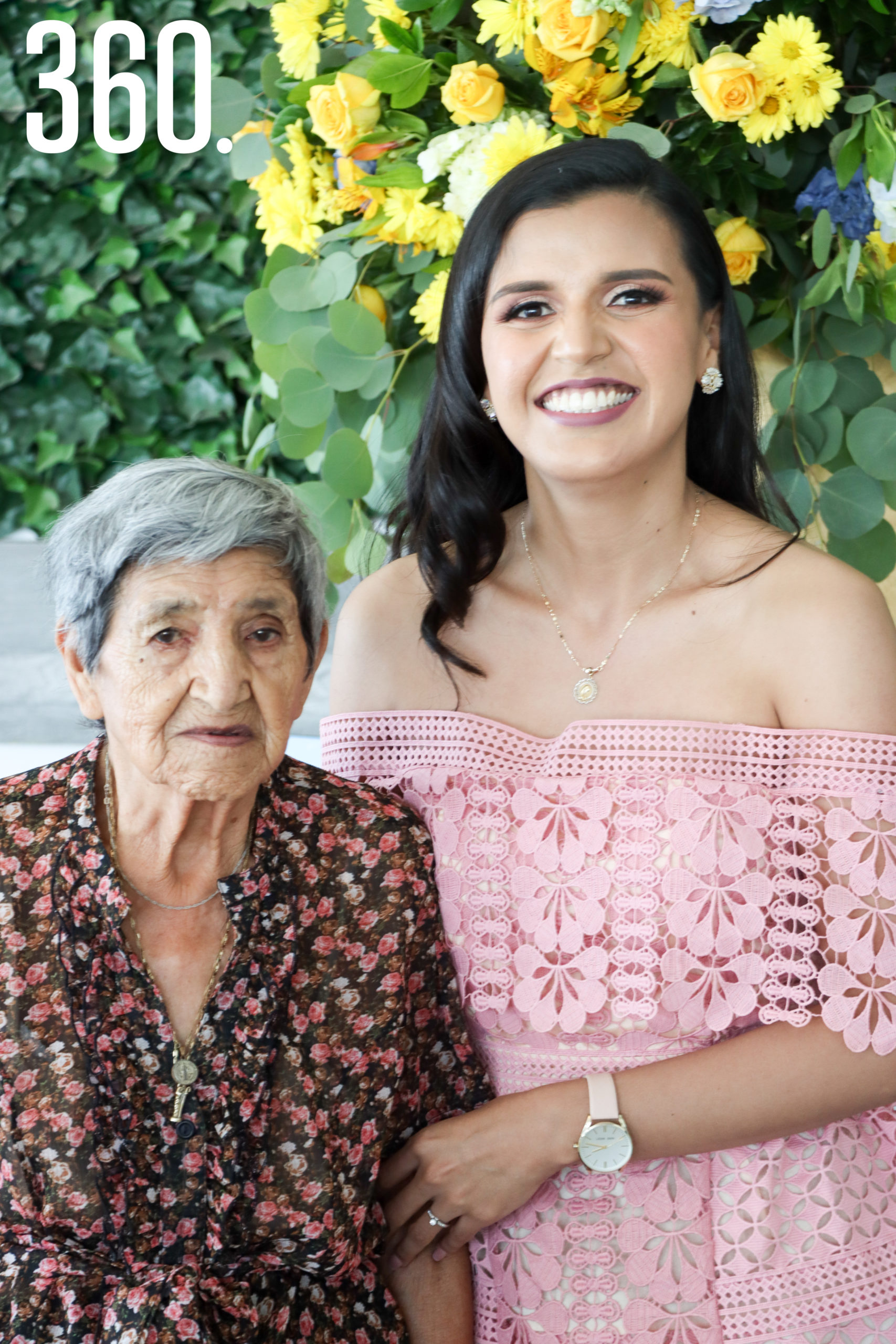 Sheila con su abuela, Socorro Pérez.