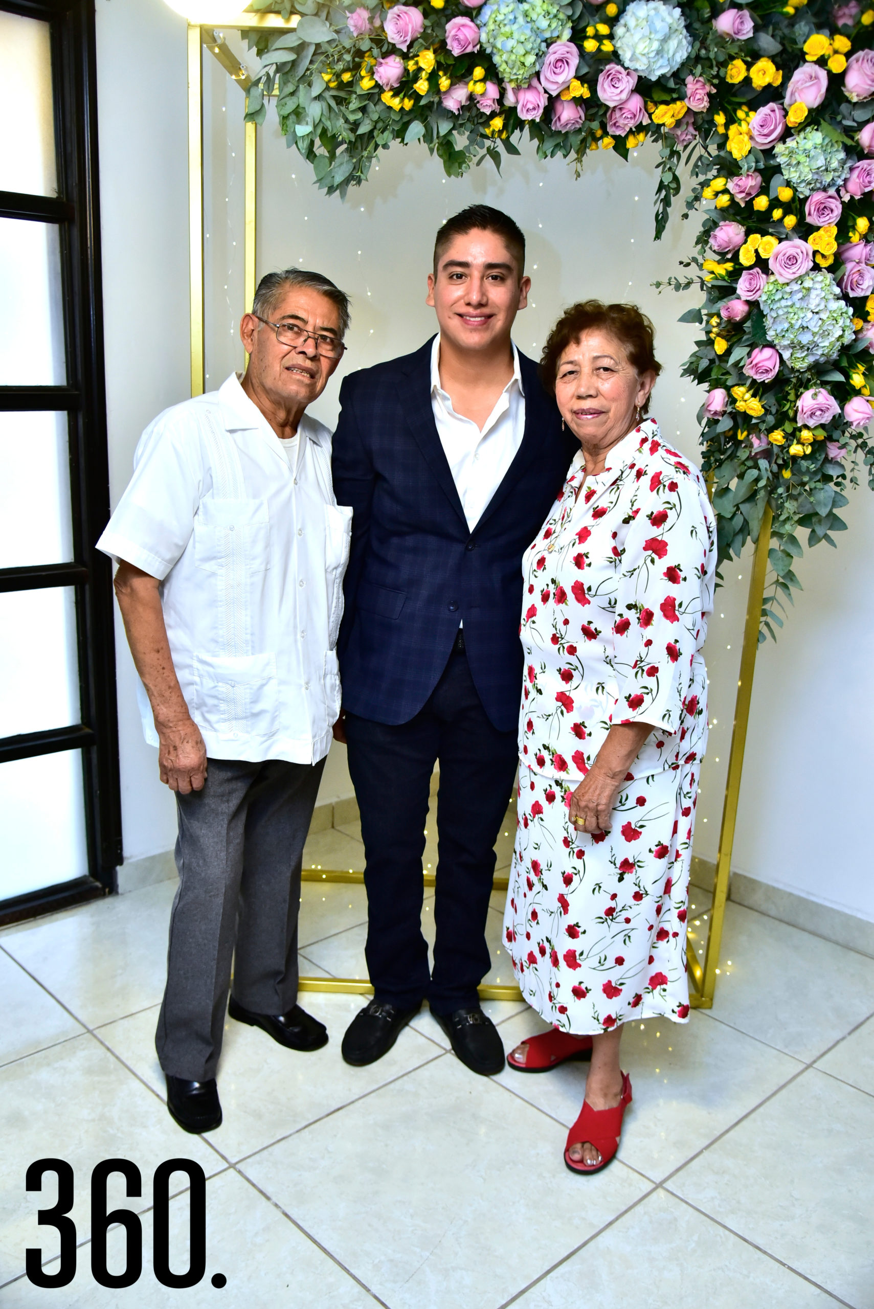 Jonathan acompañado de sus abuelos Olegario Esquivel Díaz y Gloria Vázquez Pérez.