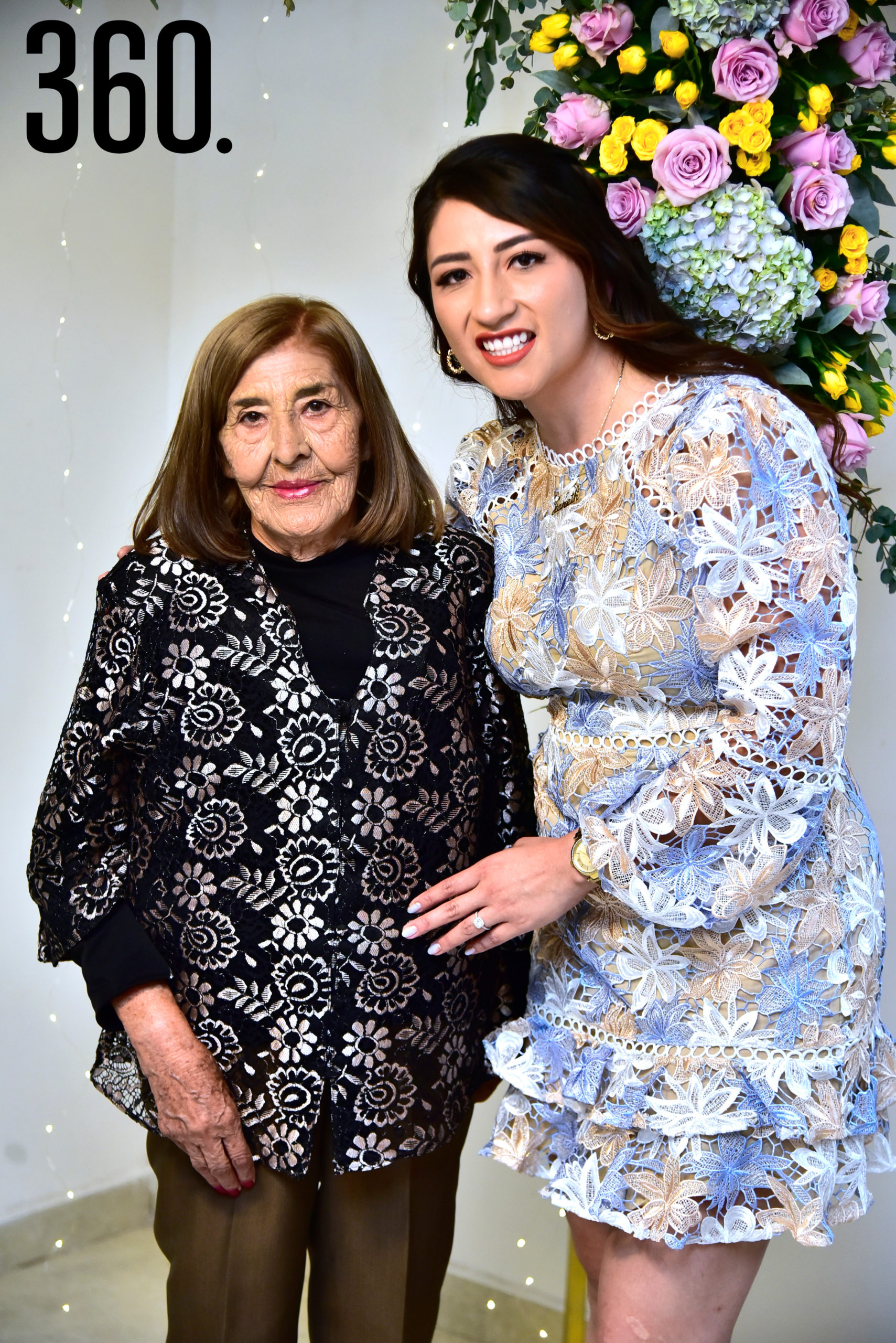 La futura novia con su abuela María de Jesús Solís.