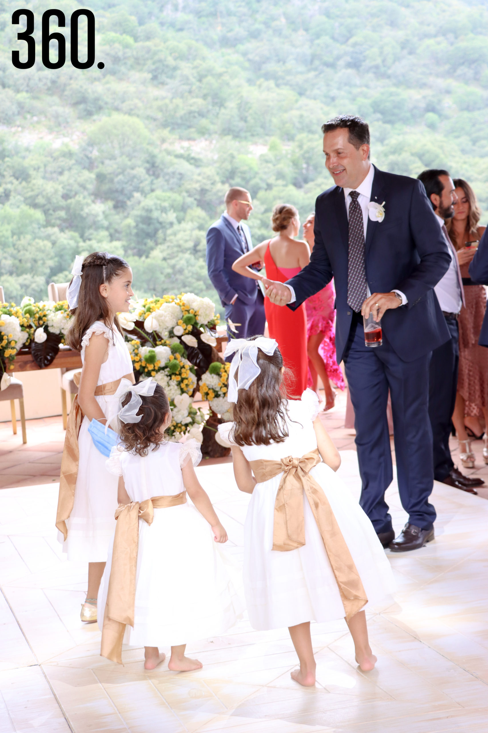 Marifer Castilla, Mariana y Valeria Martínez bailando con el novio.