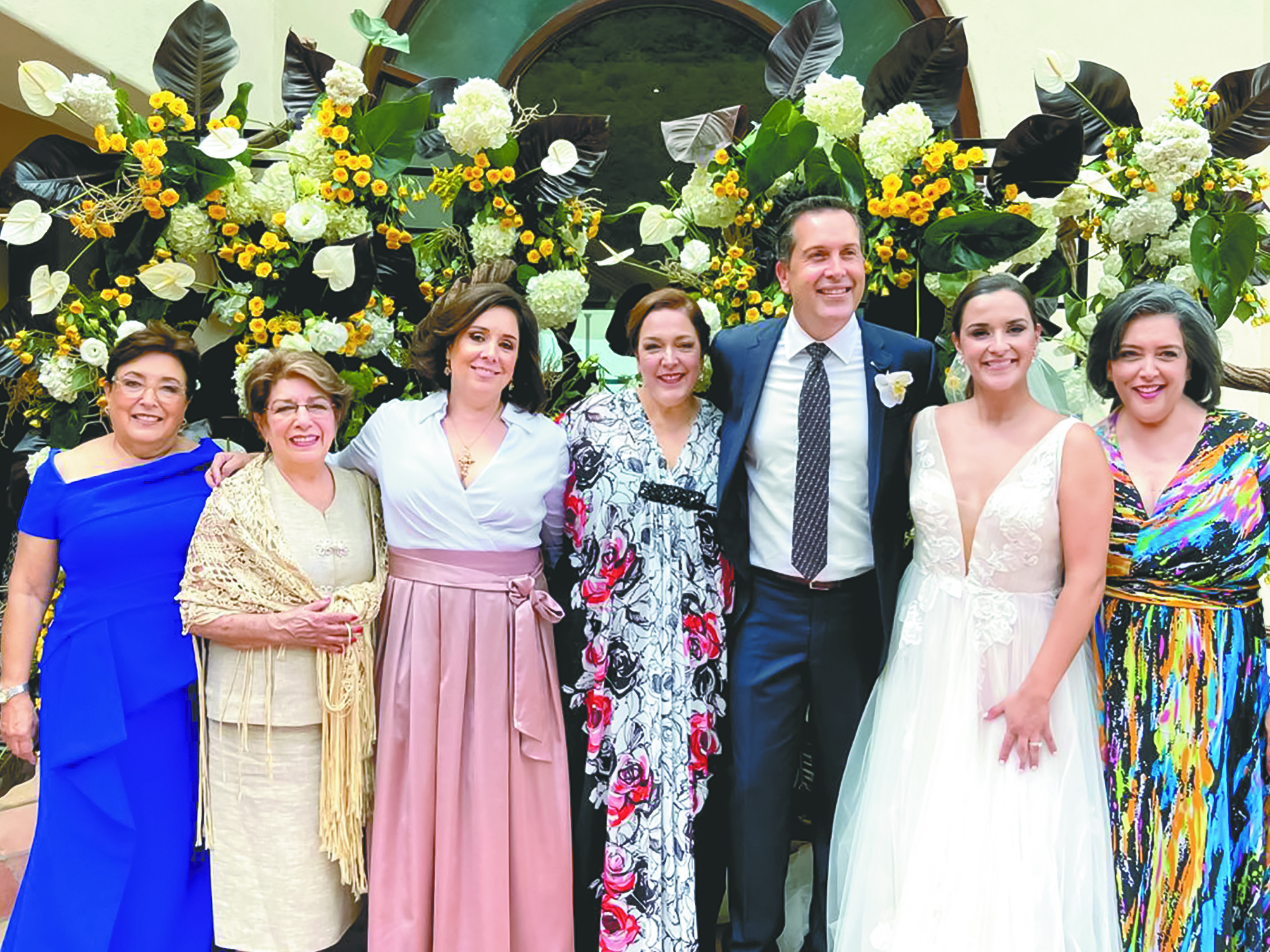 Diana Galindo de Castilla, Rosita Galindo, Luisa Fernanda, Lucía y Diana Castilla con los novios