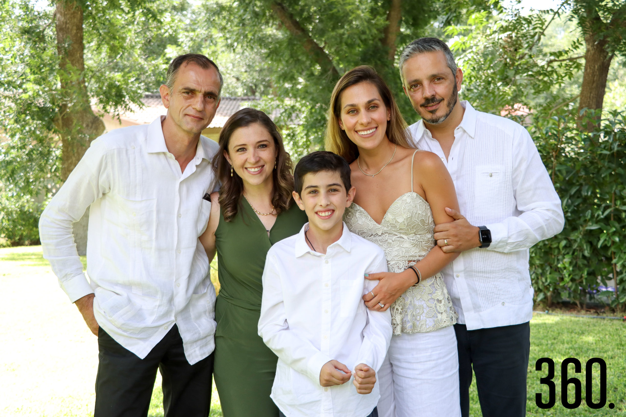 Pablo con sus padrinos, Alfonso Recio, Paulina Cordero, Estefanía Bayardo y Kerim Rahme.