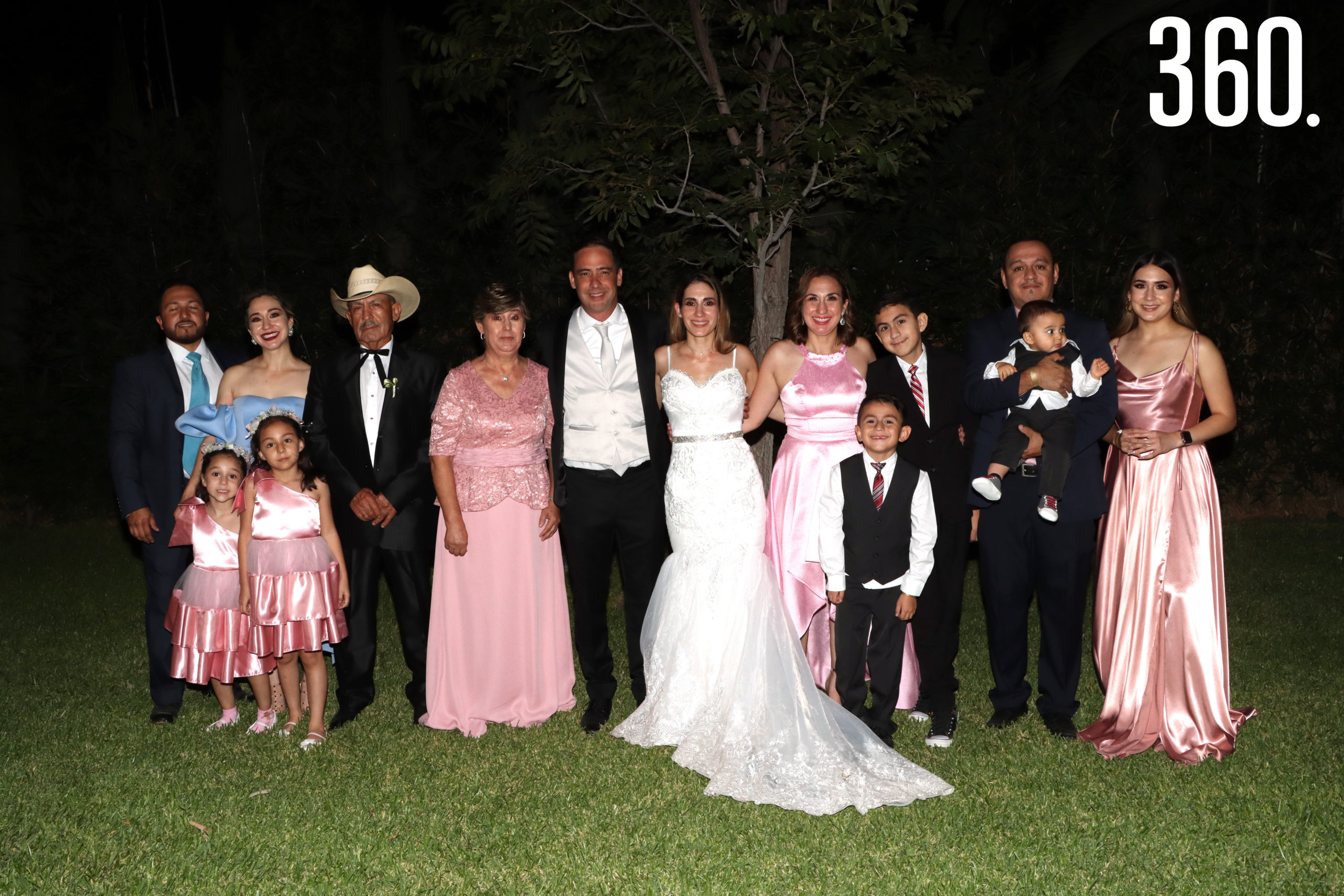 Los novios acompañados por la familia de María Alejandra de Anda Chávez.