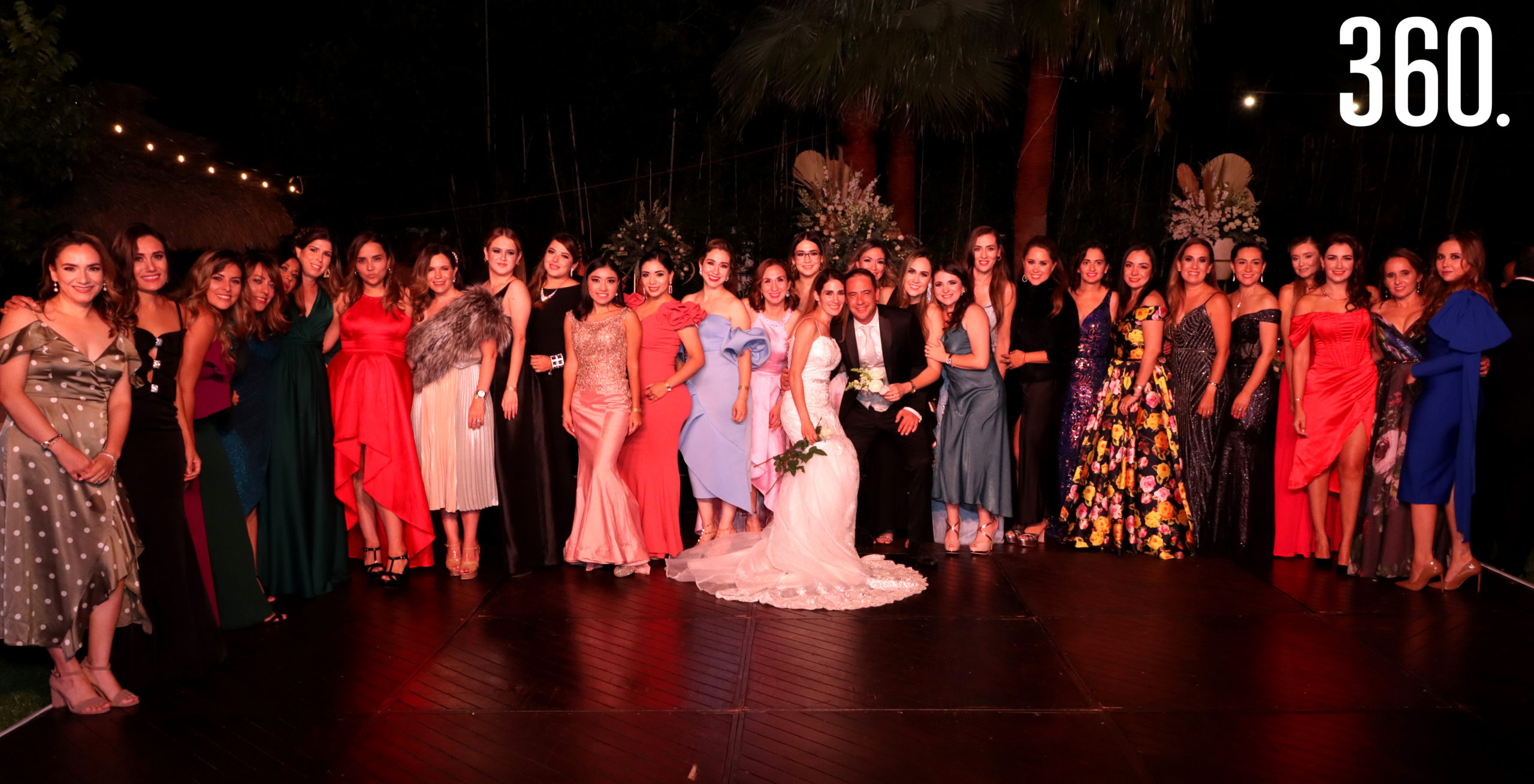 María Alejandra de Anda y Jorge Arizpe acompañados por sus amigas durante su boda realizada en la Hacienda Guadalupe, en Bella Unión.