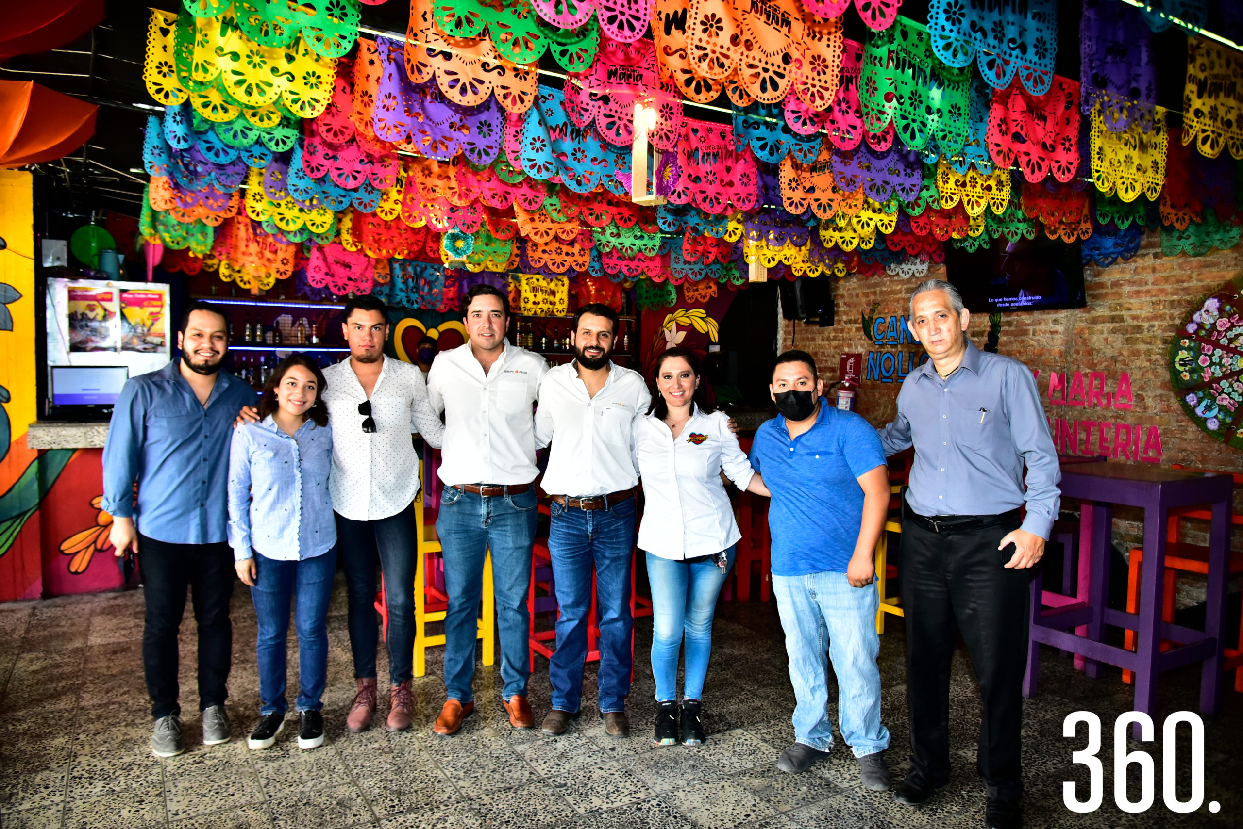 Asistentes al evento de inauguración de la nueva sucursal de Corazón de María.